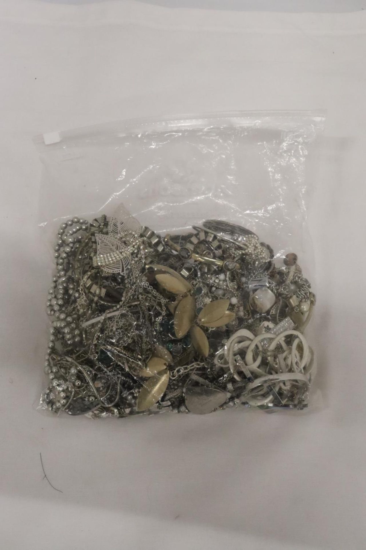 A LARGE QUANTITY OF WHITE METAL COSTUME JEWELLERY - Image 2 of 5