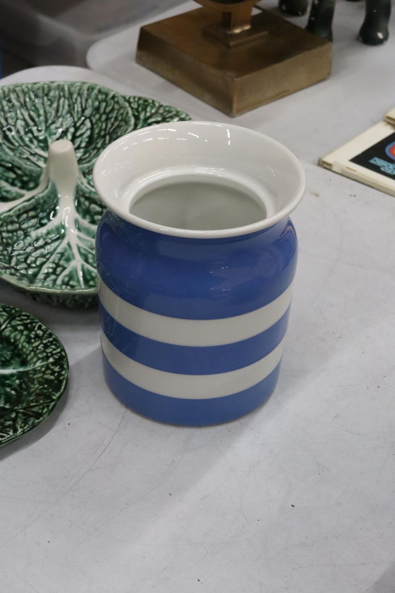 A T G GREEN CORNISH WARE JAR AND A PORTUGUESE SECTIONED HORS D'OEUVRES DISH WITH SIX SIDE PLATES - Image 4 of 6