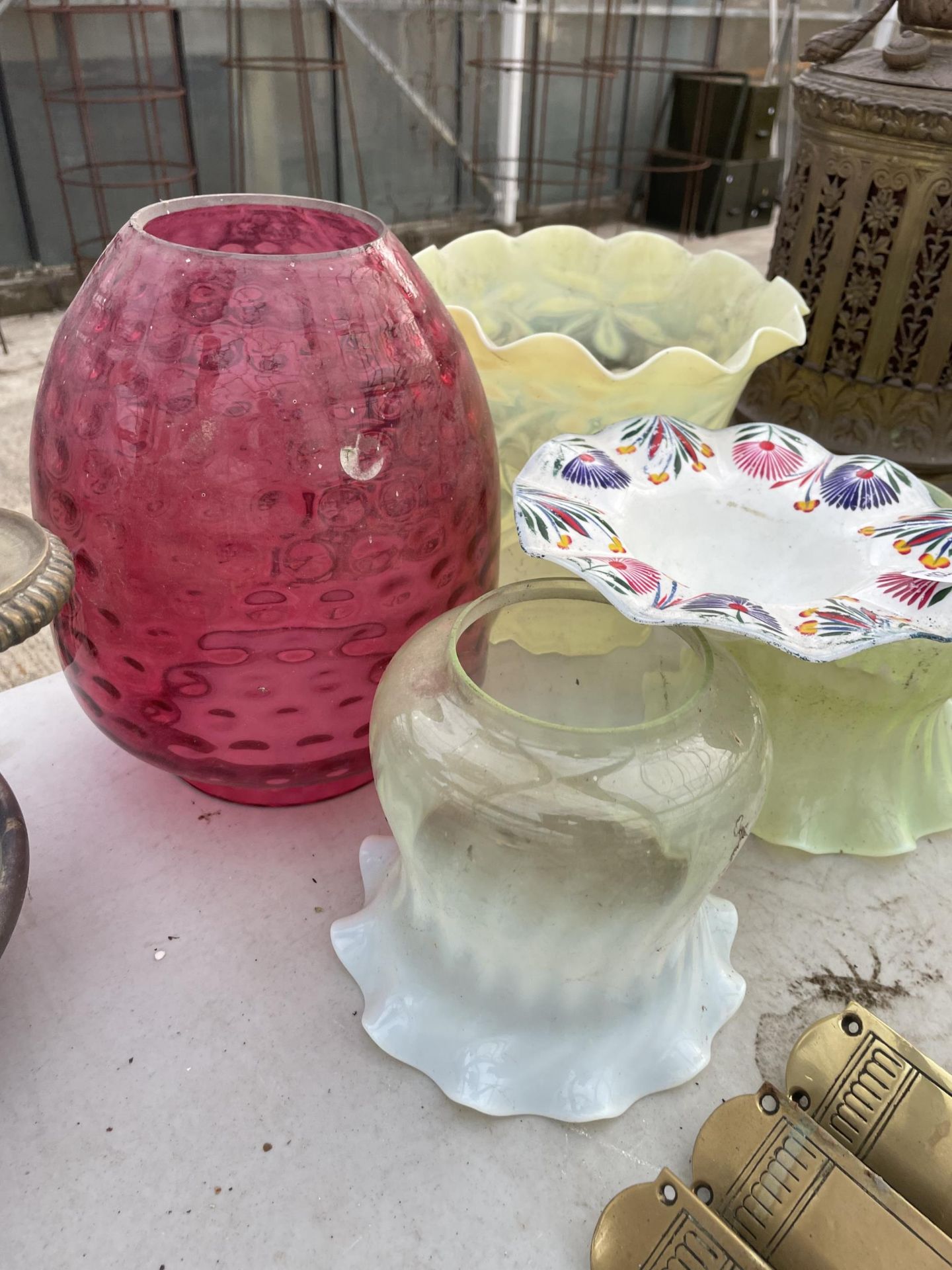 AN ASSORTMENT OF VINTAGE AND RETRO GLASS AND CERAMIC LAMP SHADES - Image 3 of 3