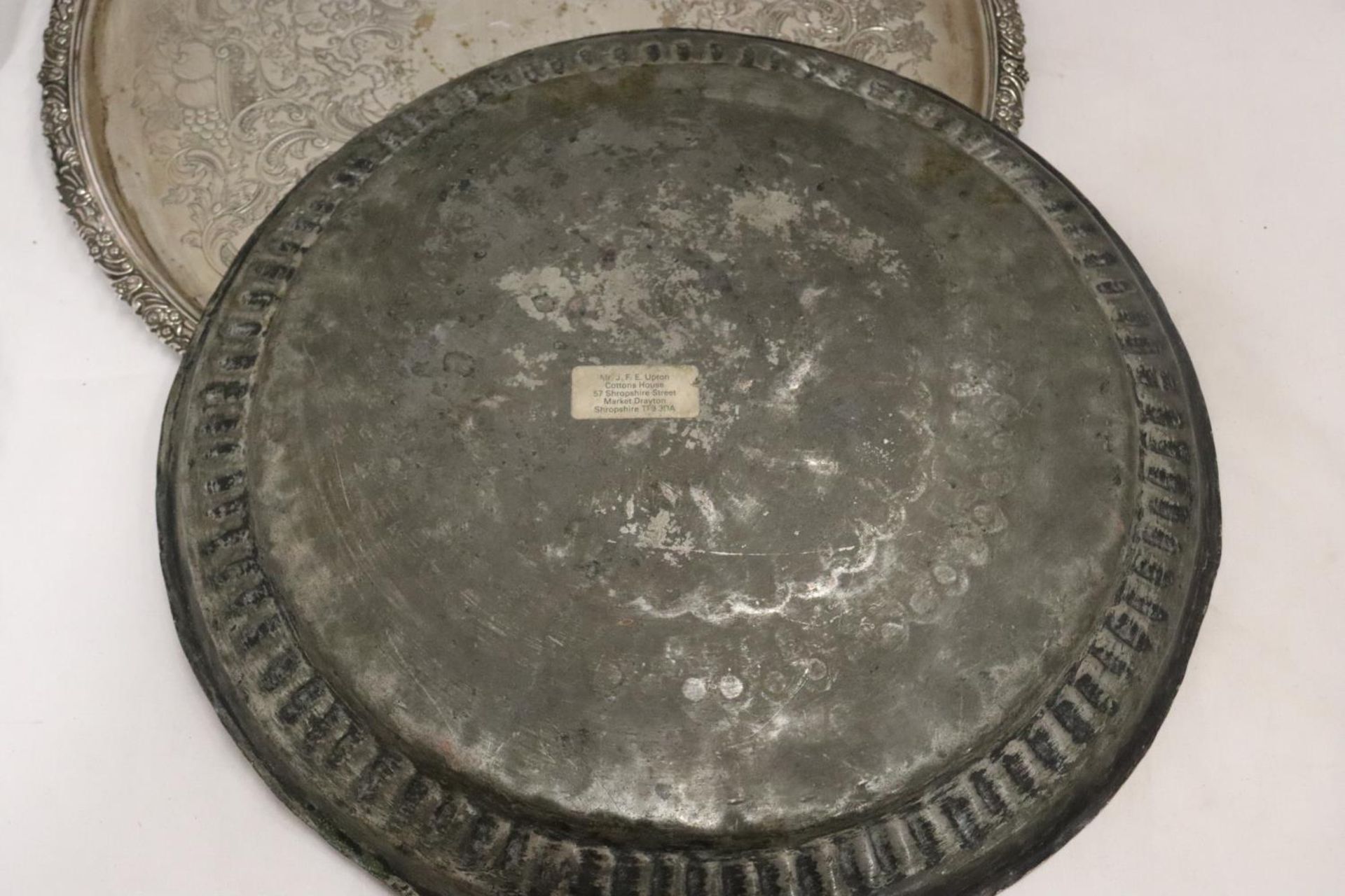 A SILVER PLATE ON COPPER TRAY TOGETHER WITH TWO EASTERN STYLE TRAYS - Image 4 of 5