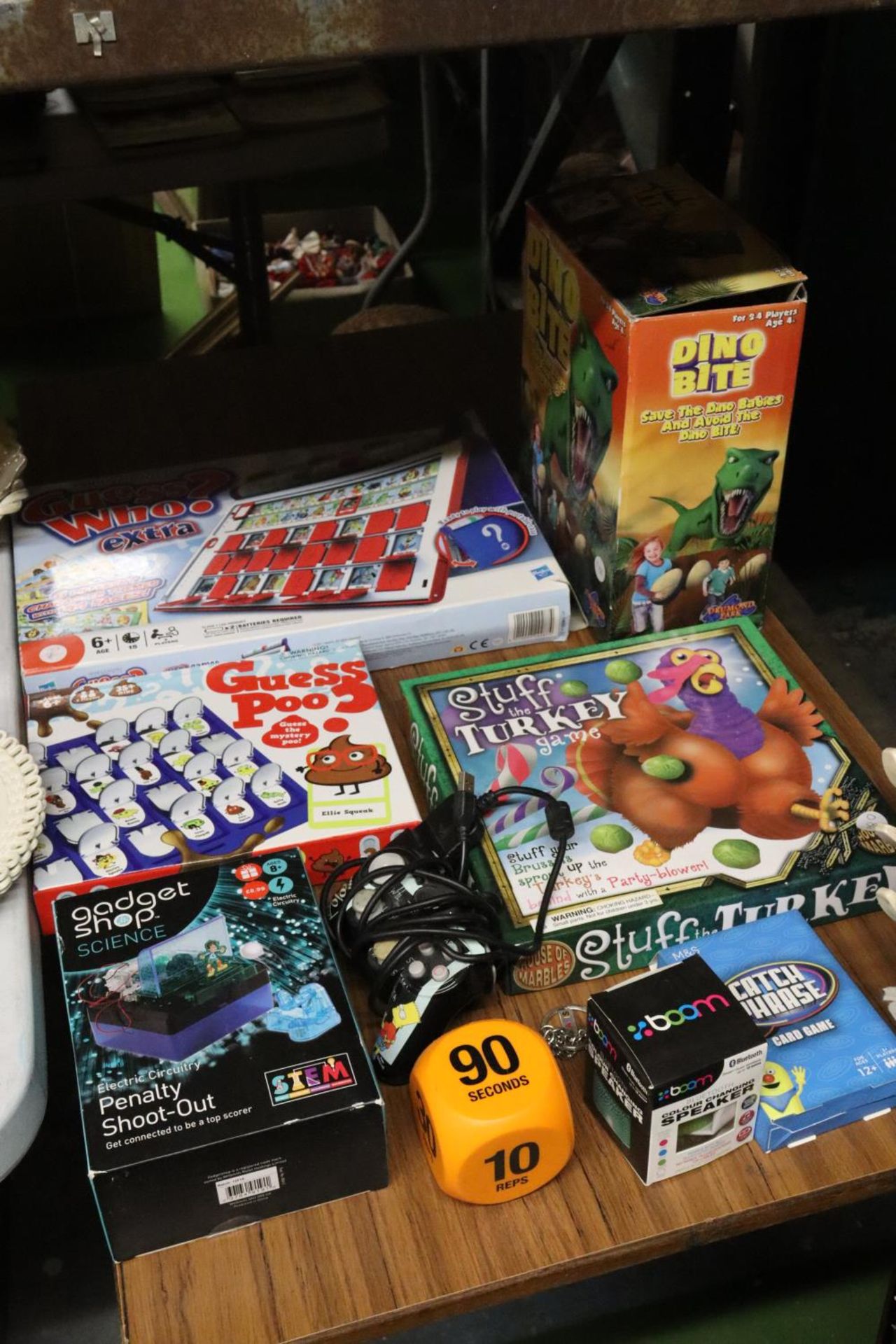 A QUANTITY OF BOARD GAMES, ETC TO INCLUDE GUESS WHO, DINO BITE, GADGET SHOP SCIENCE PENALTY SHOOT - Image 2 of 6