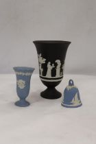 THREE PIECES OF WEDGWOOD JASPERWARE TO INCLUDE A BLACK VASE, HEIGHT 18CM