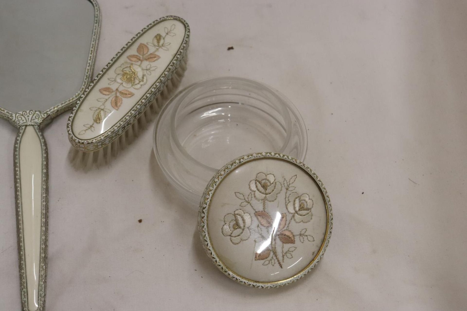 A VINTAGE VANITY SET WITH FLORAL EMROIDERY - Bild 5 aus 5