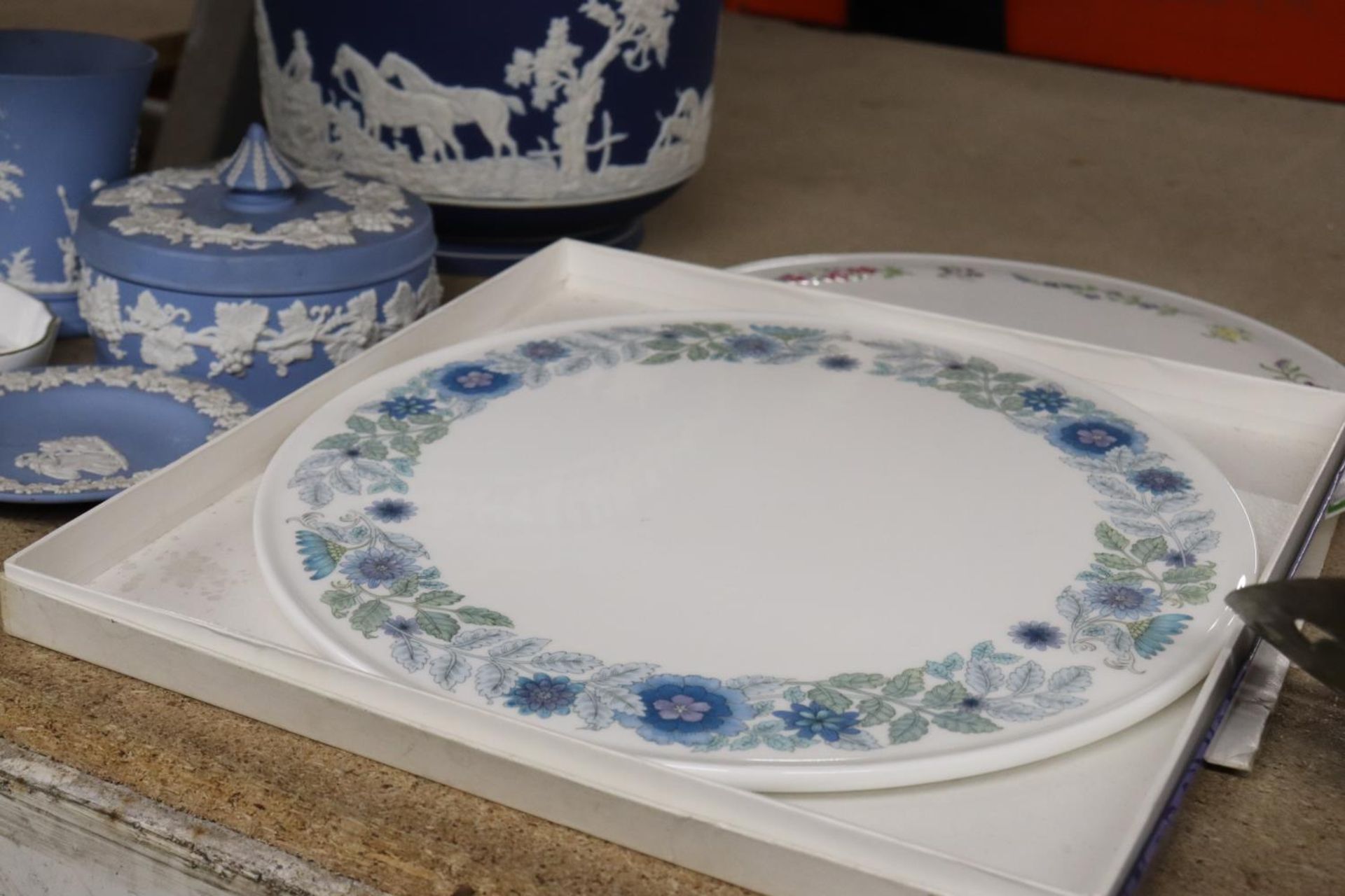 AN ANTIQUE BLUE JASPERWARE JARDINIERE TOGETHER WITH OTHER WEDGWOOD ITEMS TO INCLUDE A CLEMENTINE - Image 2 of 4