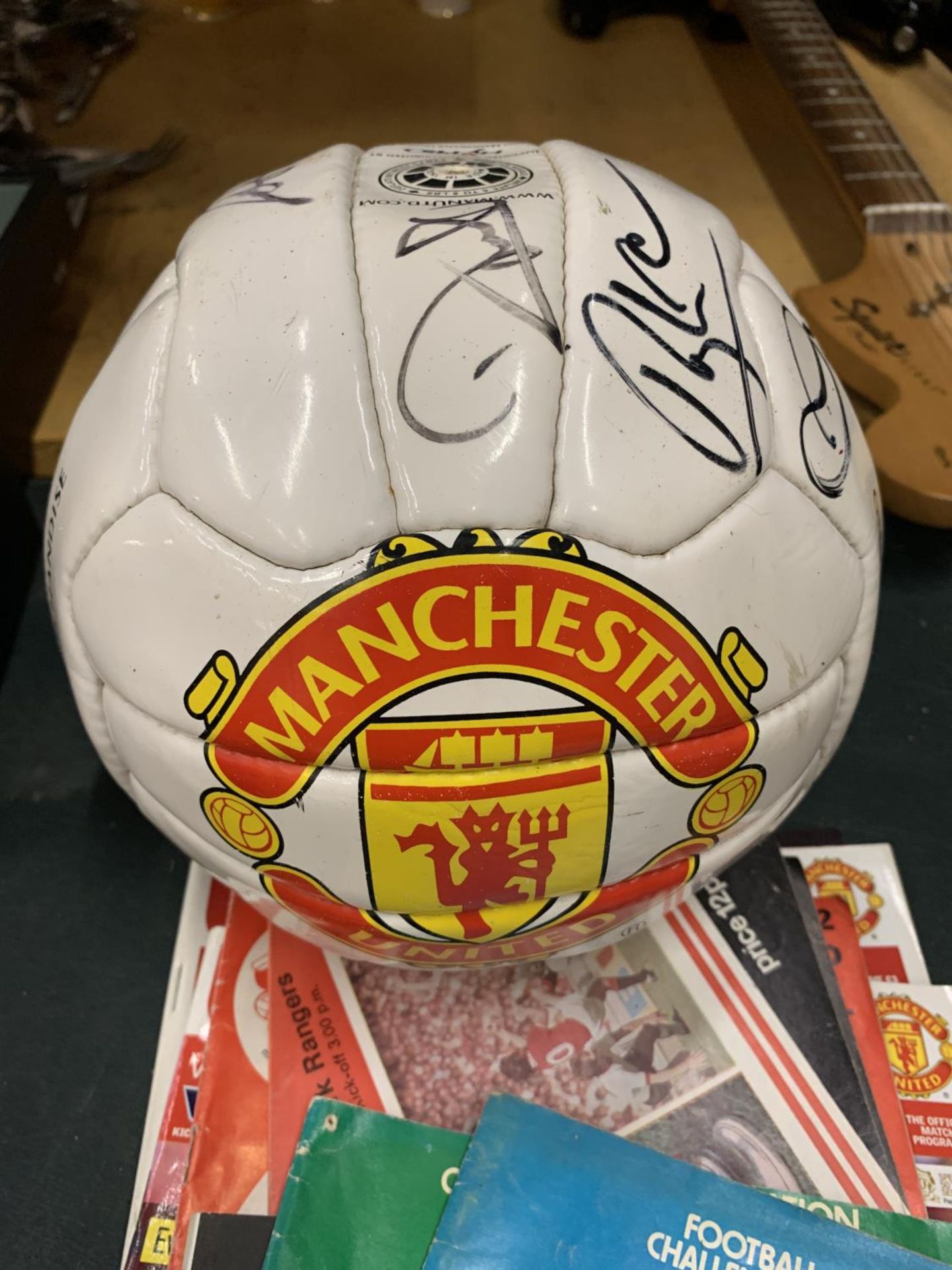A COLLECTION OF VINTAGE MANCHESTER UNITED PROGRAMMES PLUS A SIGNED BALL - Image 2 of 3