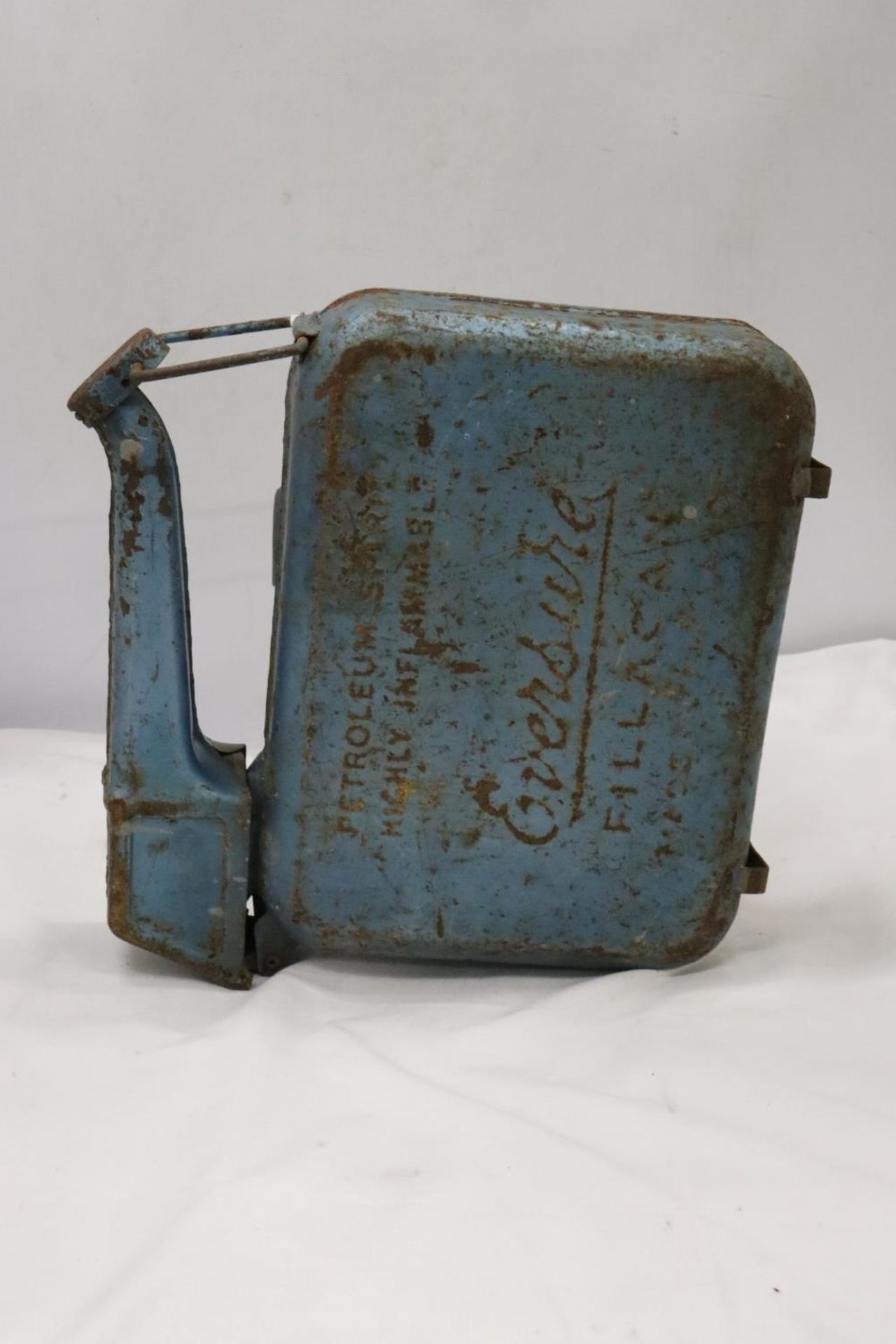 A VINTAGE EVERSURE PETROL CAN - Image 3 of 5