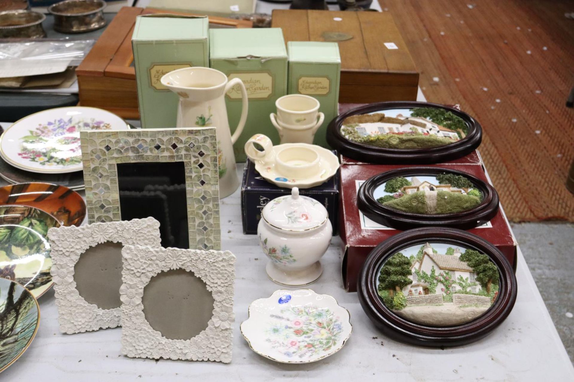A QUANTITY OF CERAMIC ITEMS, MOSTLY BOXED TO INCLUDE AYNSLEY EDWARDIAN KITCHEN GARDEN, JUG, VASE AND