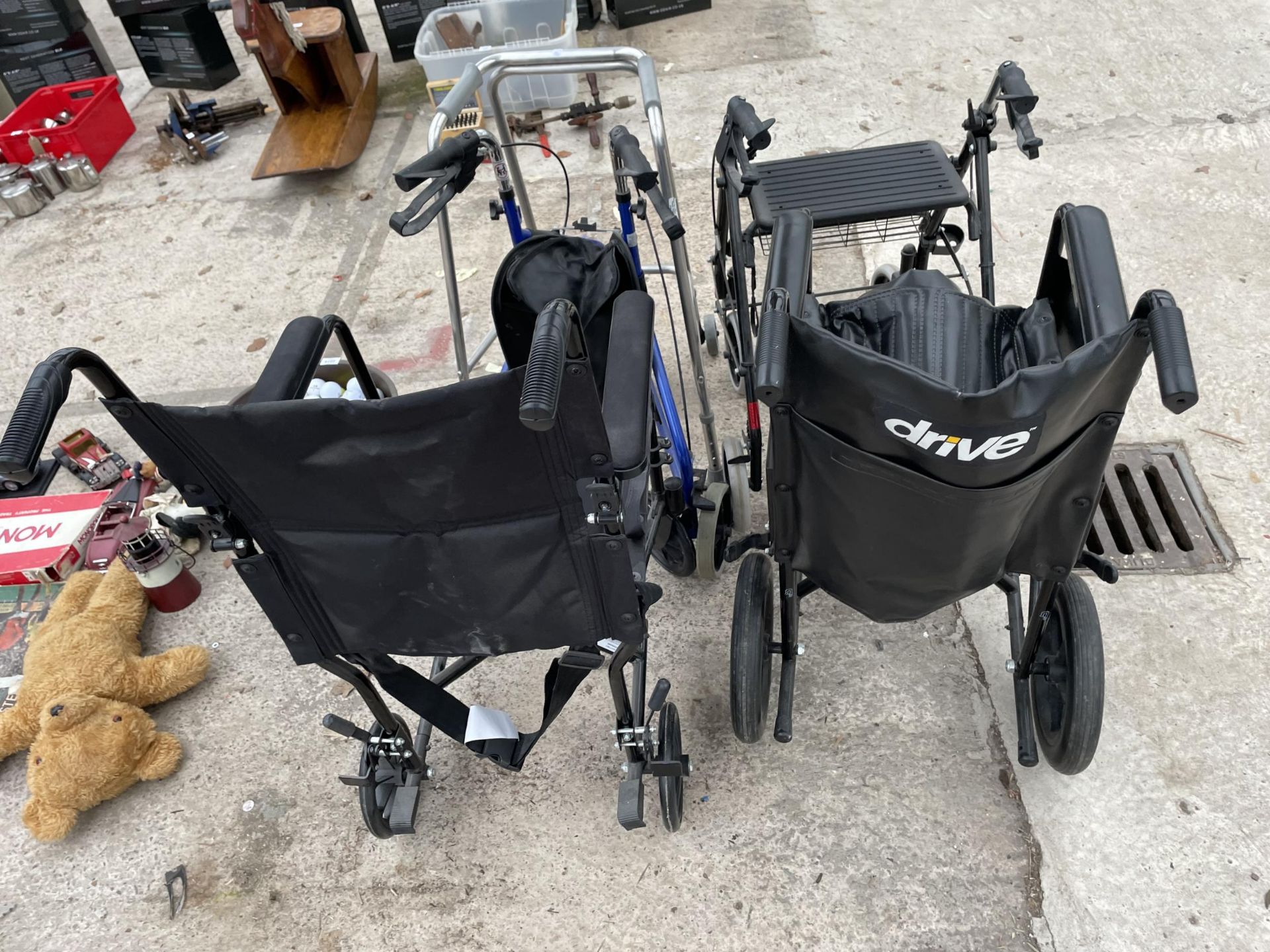 AN ASSORTMENT OF MOBILITY AIDS TO INCLUDE TWO WHEEL CHAIRS AND WALKING FRAMES ETC - Bild 4 aus 5