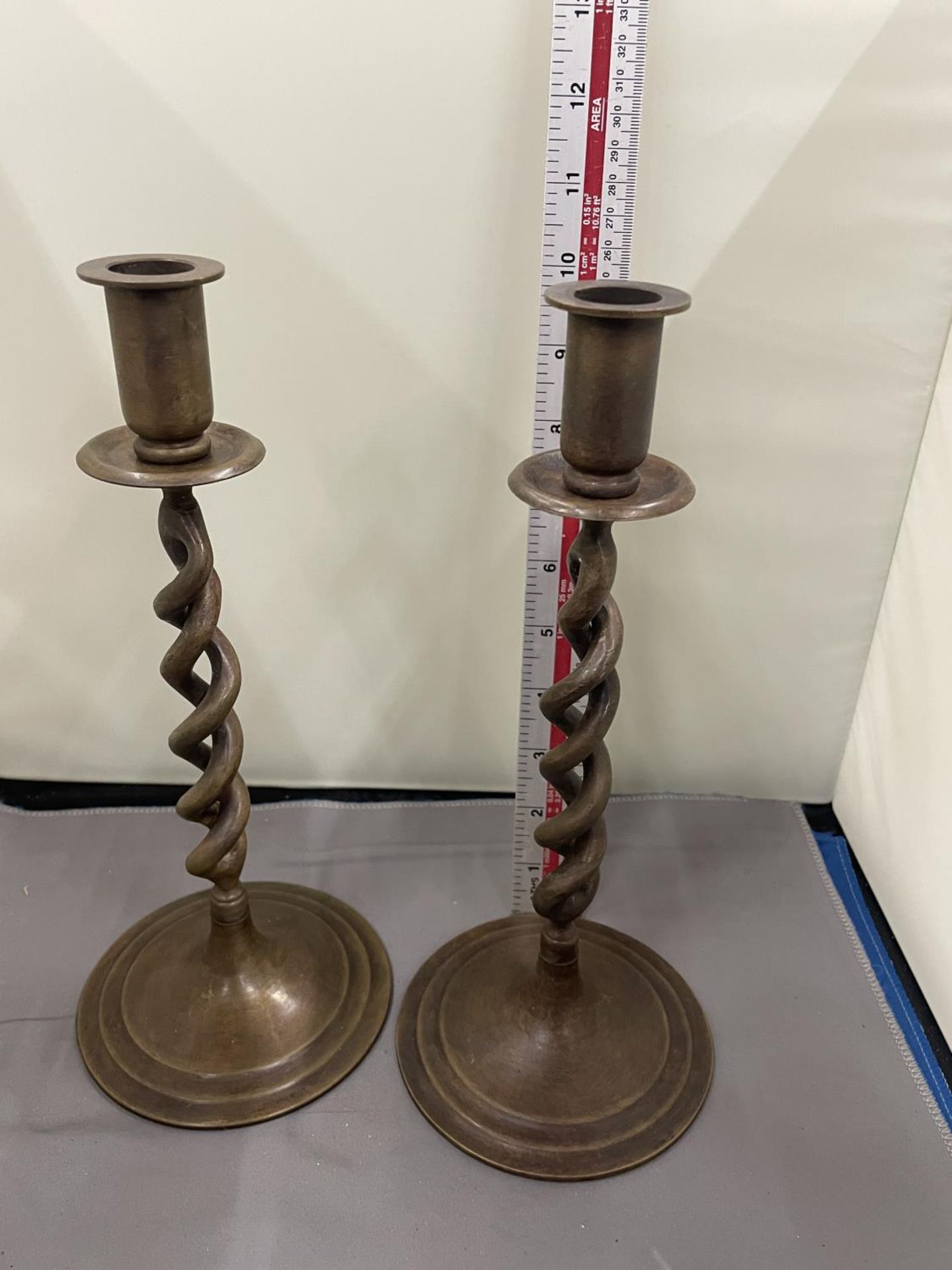A PAIR OF TWISTED BRONZE CANDLESTICKS - Image 6 of 6
