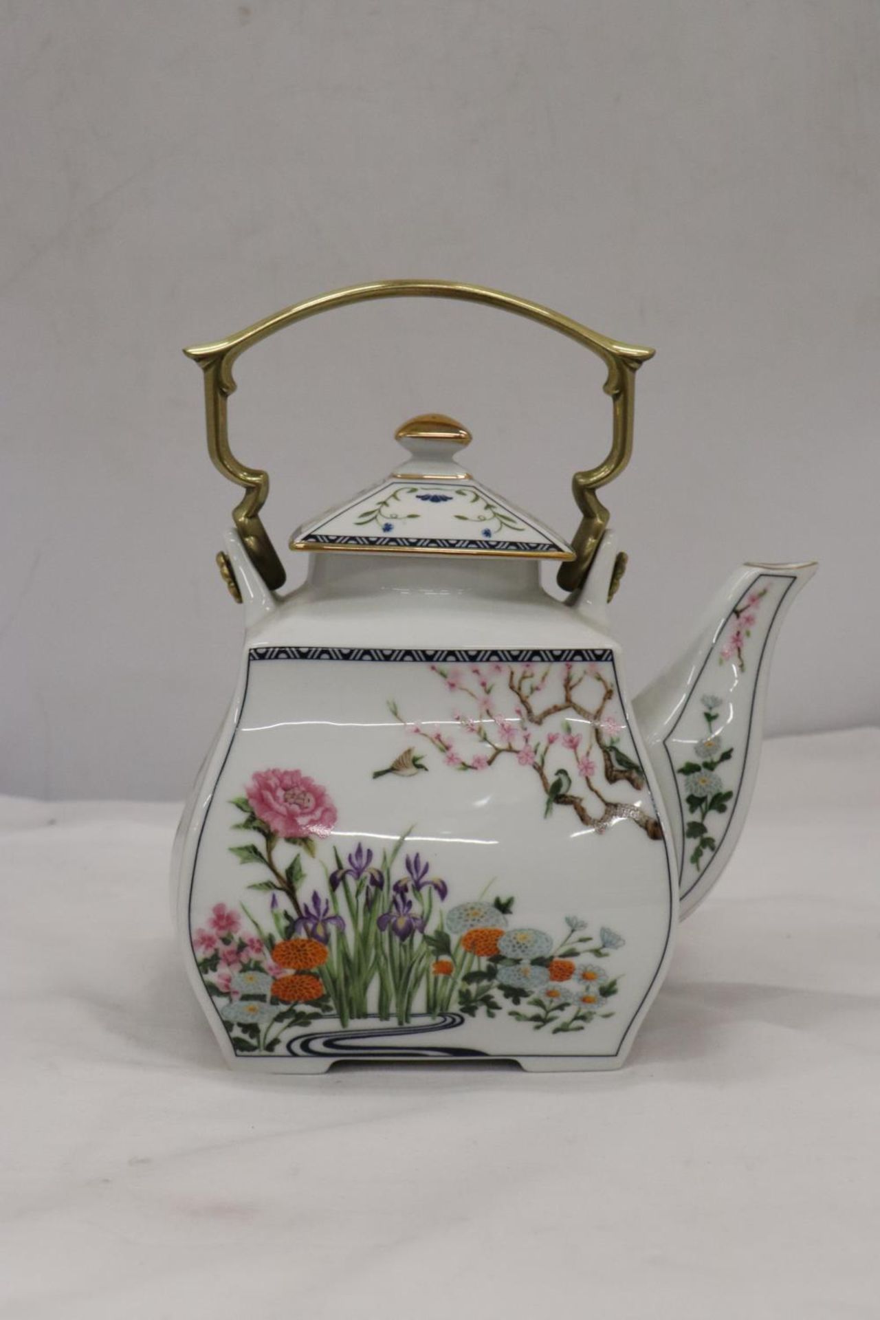 A FRANKLIN PORCELAIN 'THE BIRDS AND FLOWERS OF THE ORIENT' TEAPOT BY NAOKO NOBATA WITH 22CT GOLD - Image 3 of 7