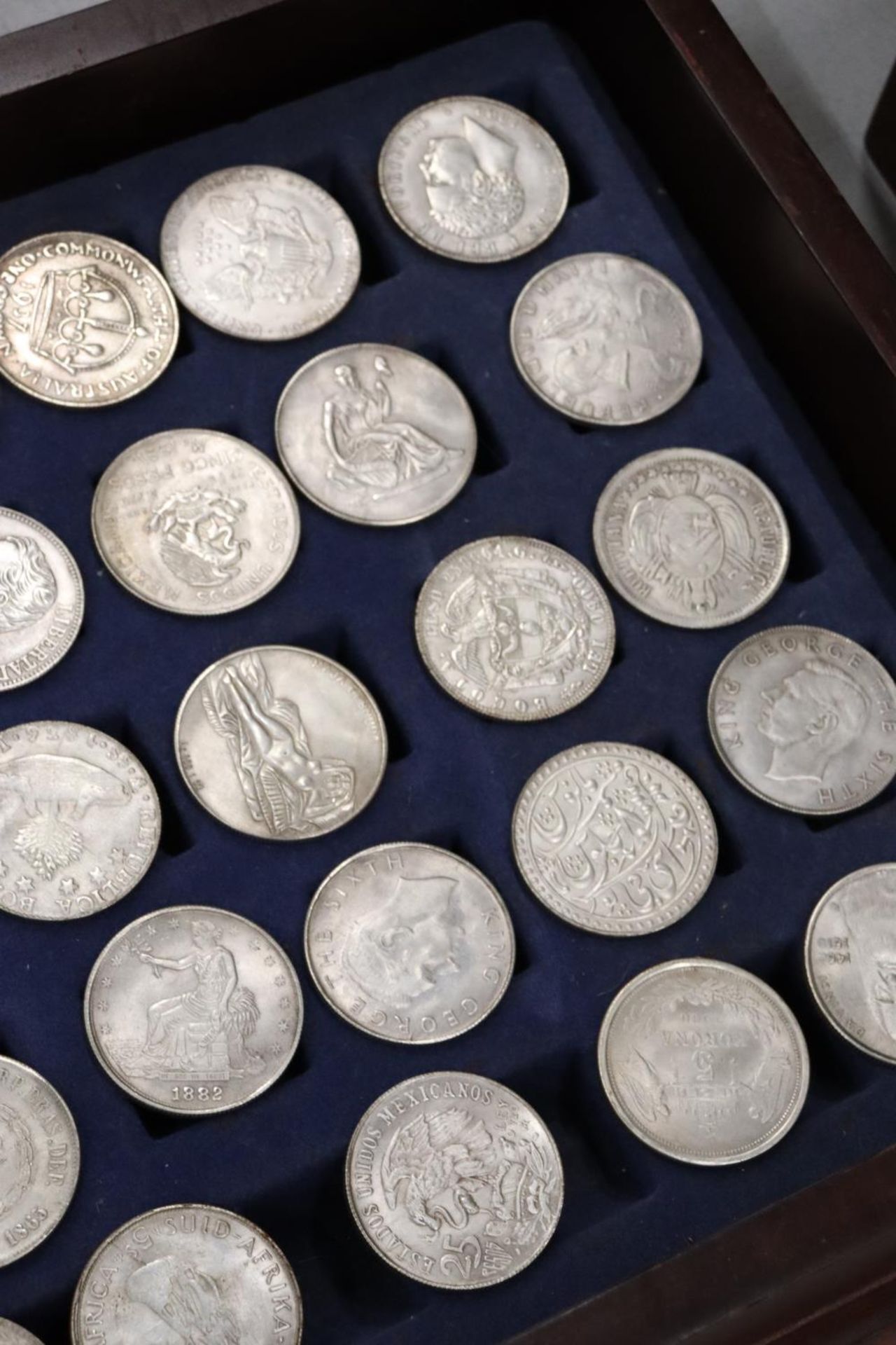FORTY FOUR VARIOUS VINTAGE TOKENS/COINS IN A WOODEN BOX - Image 5 of 6