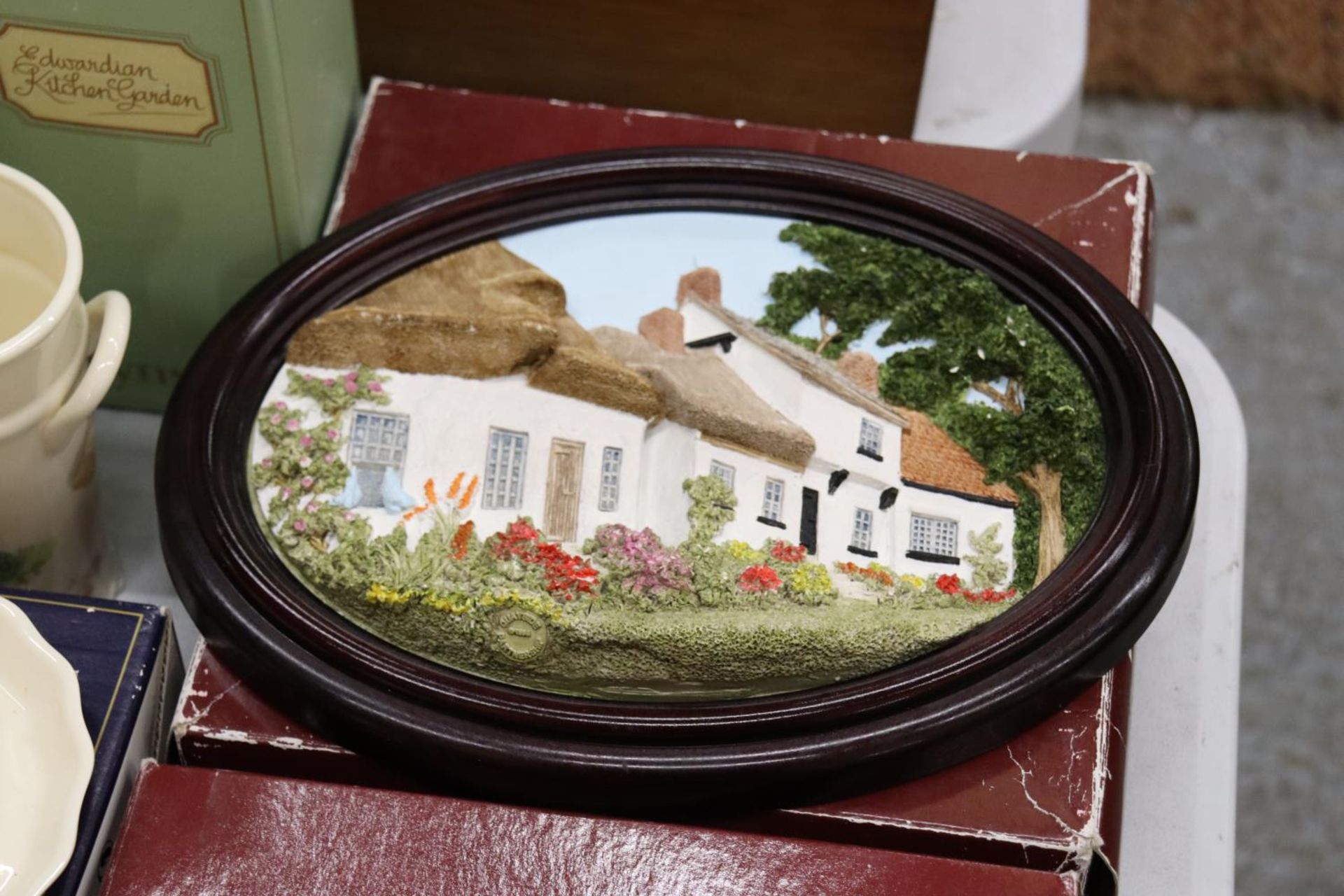 A QUANTITY OF CERAMIC ITEMS, MOSTLY BOXED TO INCLUDE AYNSLEY EDWARDIAN KITCHEN GARDEN, JUG, VASE AND - Image 7 of 10