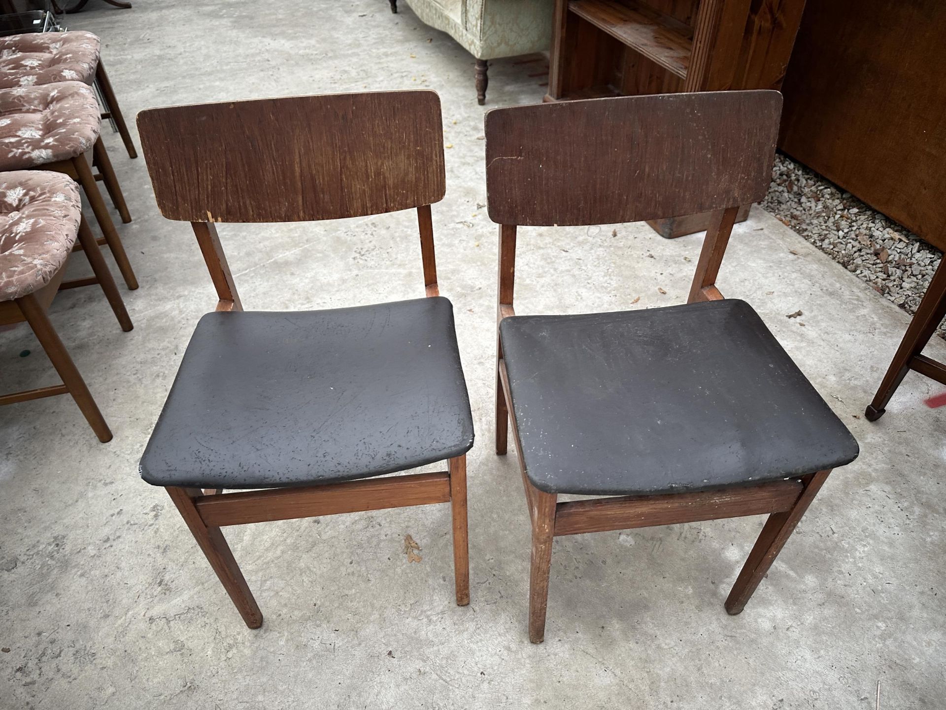 A RETRO TEAK GATE LEG DINING TABLE, 57" X 32.5" OPEN (7.5" CLOSED), AND FOUR CHAIRS - Image 4 of 6