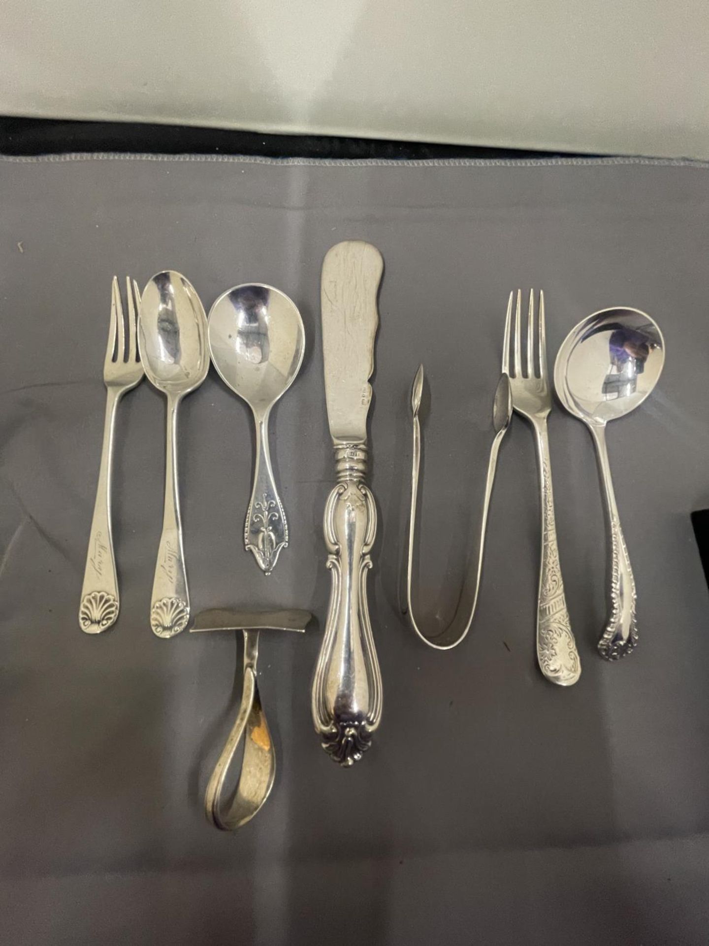 EIGHT VARIOUS MARKED SILVER ITEMS TO INCLUDES SPOONS, NIPS, FORKS ETC GROSS WEIGHT 167 GRAMS - Image 2 of 10