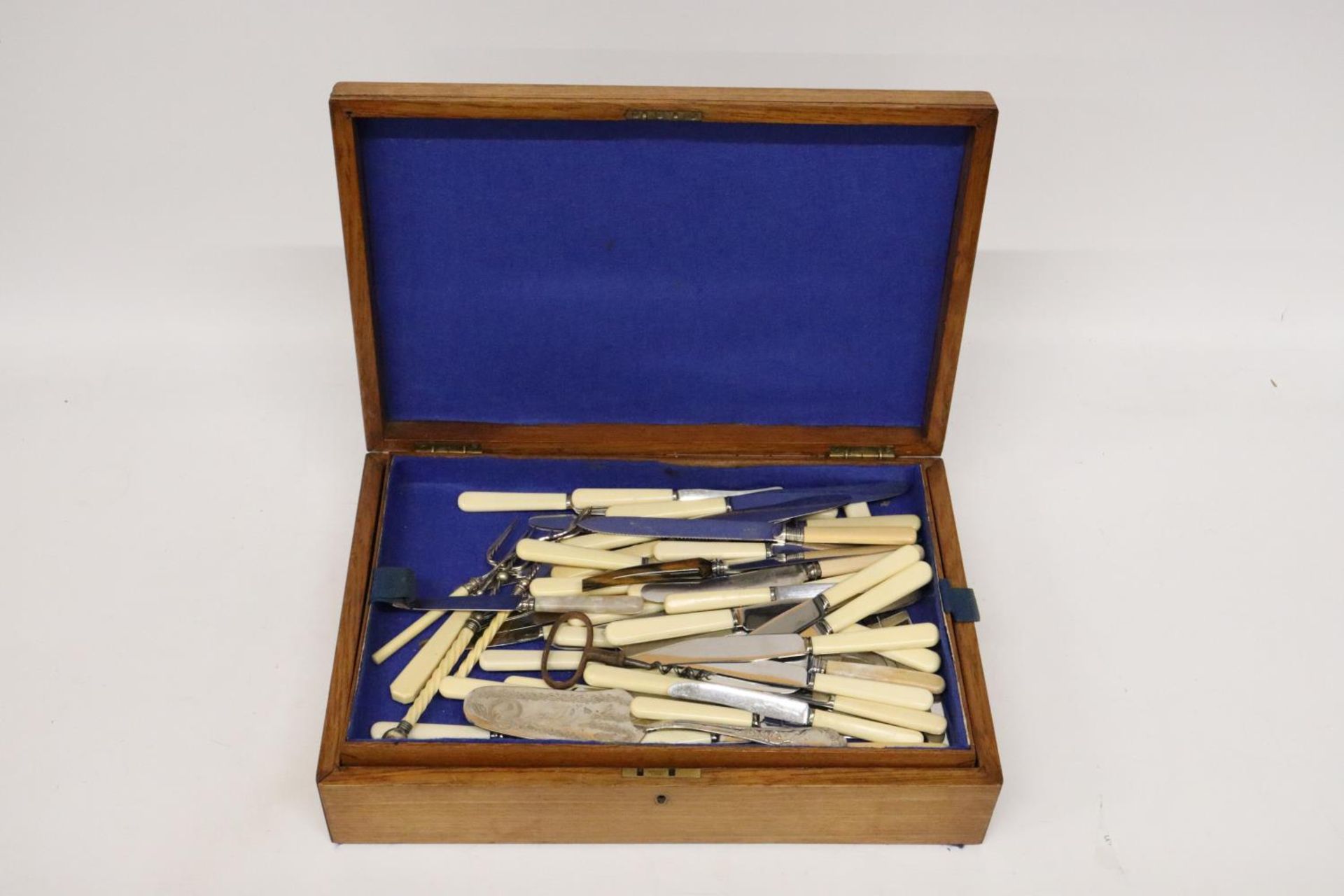 A VINTAGE OAK BOX CONTAINING A LARGE QUANTITY OF VINTAGE FLATWARE - Image 3 of 6