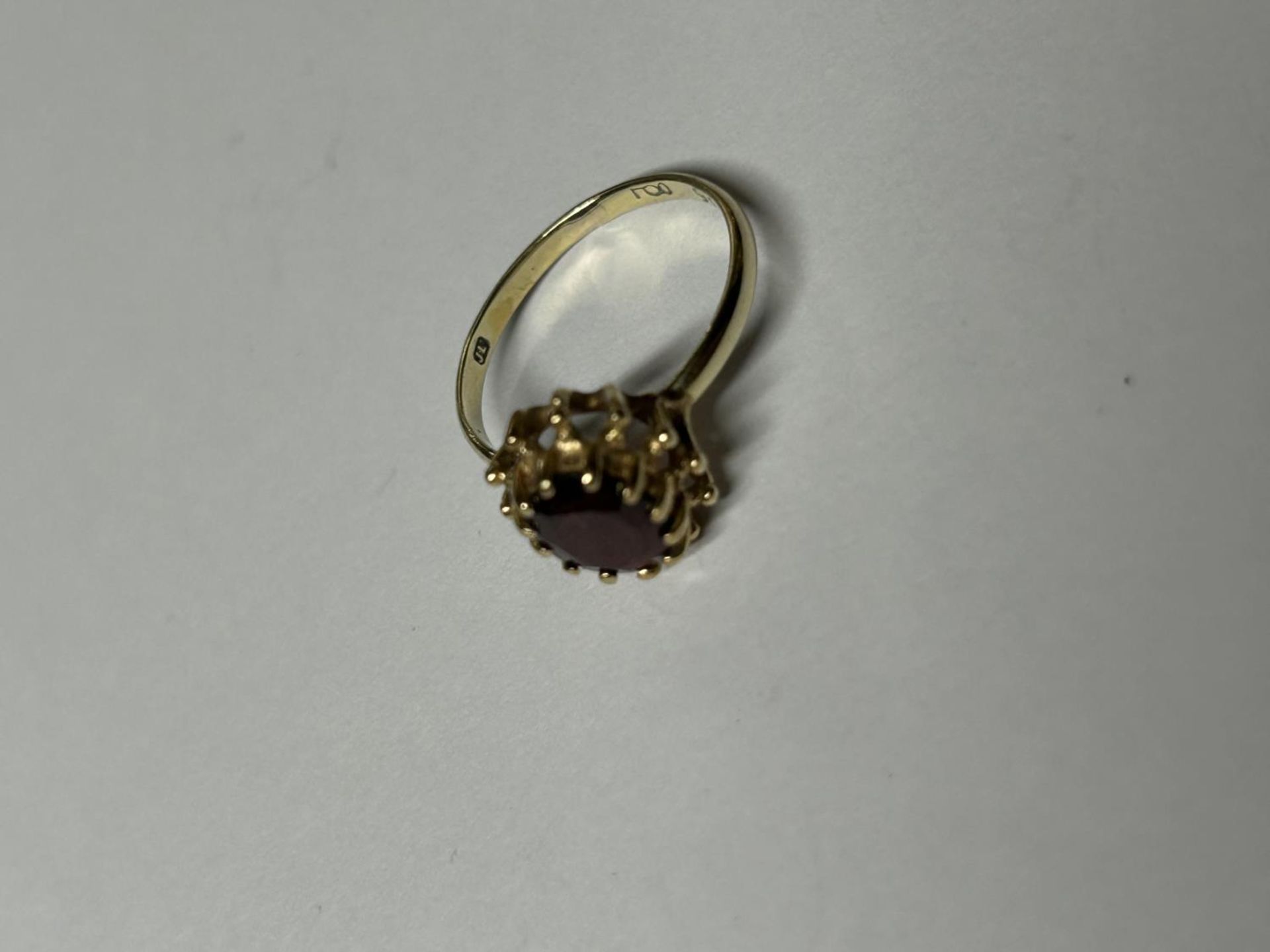 A 9CT YELLOW GOLD AND GARNET RING, SIZE K - Image 4 of 4