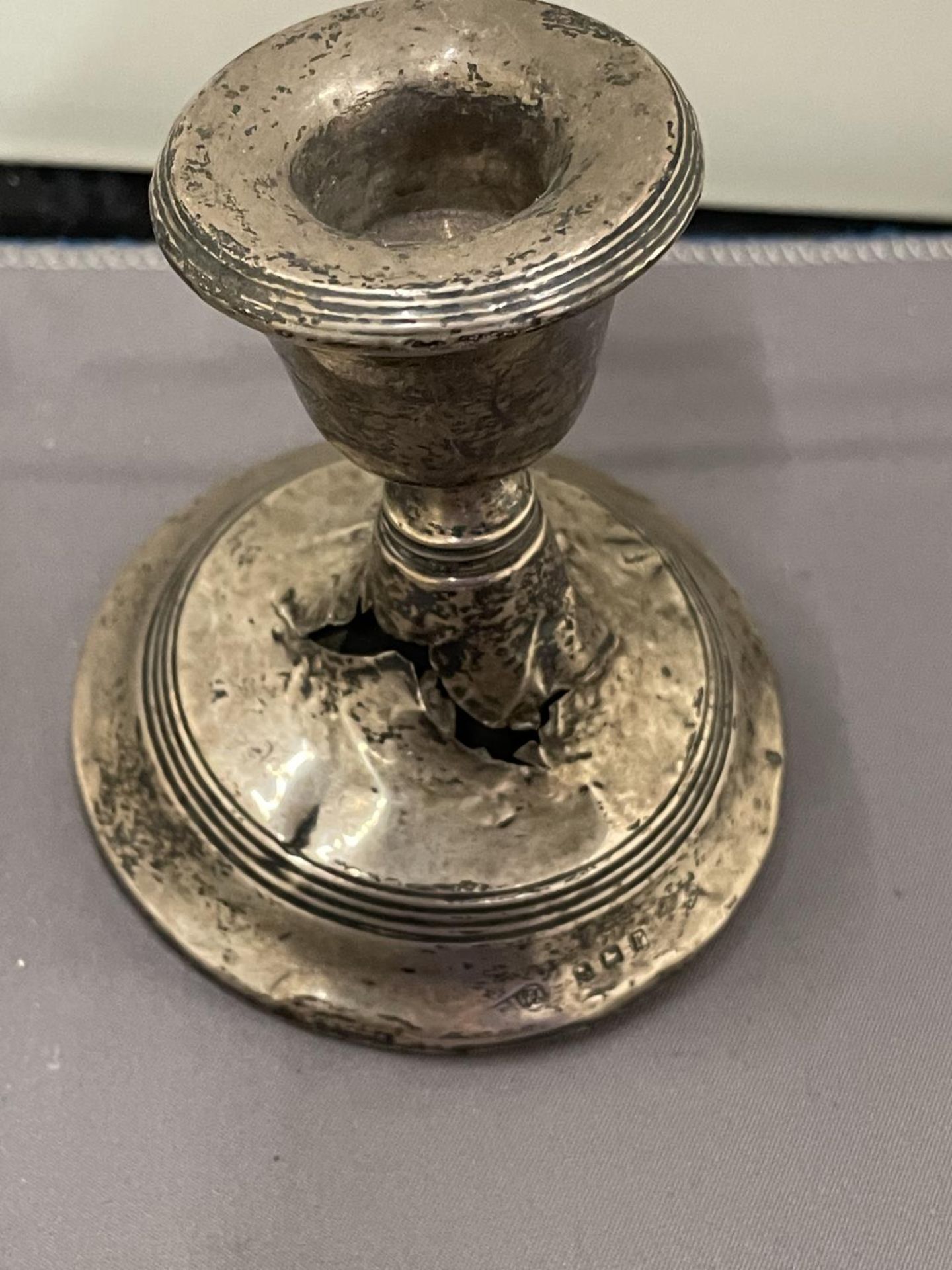 FIVE VARIOUS ITEMS OF MARKED SILVER TO INCLUDE NAPKIN RINGS AND A WEIGHTED CANDLESTICK (A/F) GROSS - Image 16 of 16