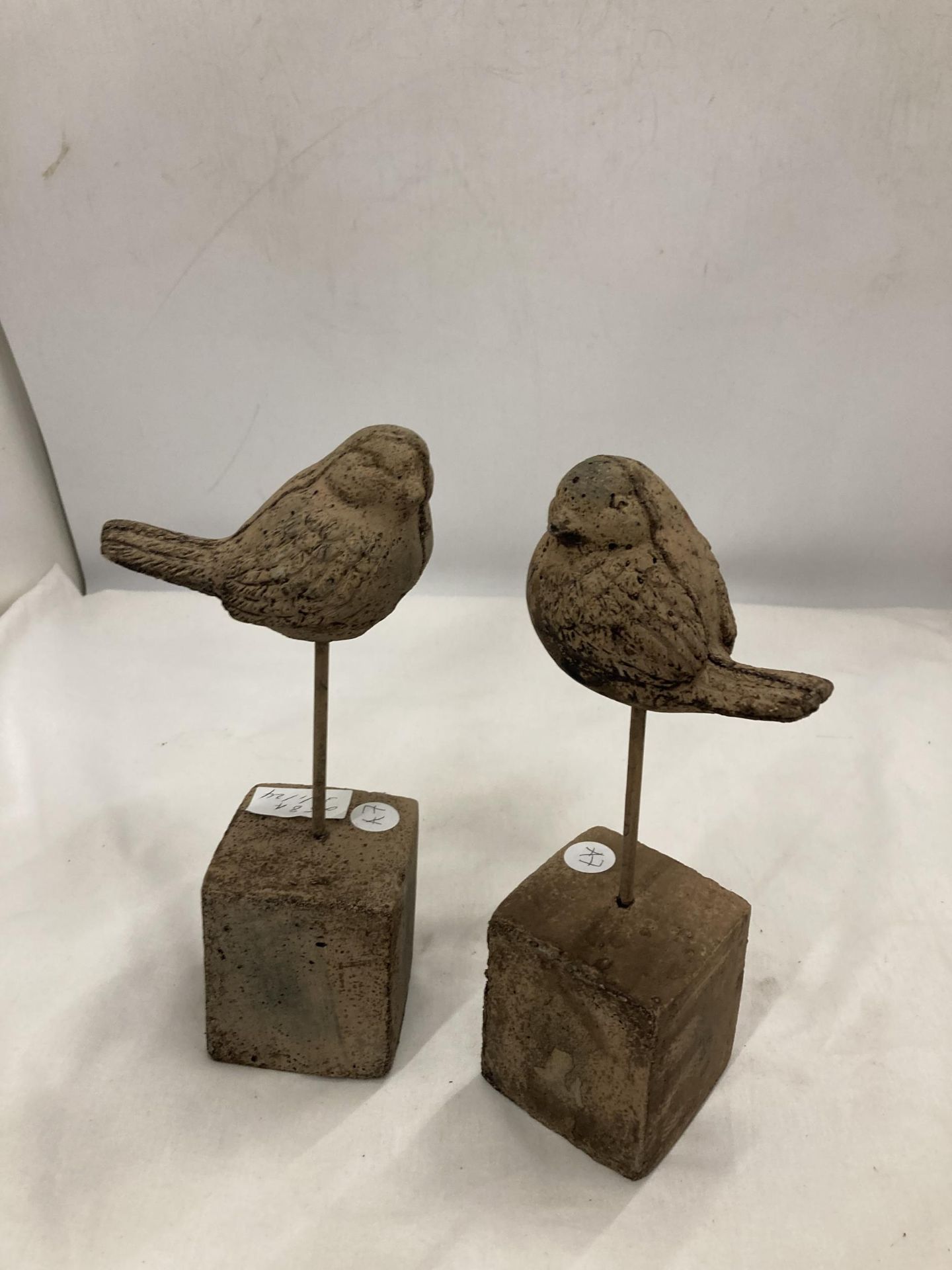A PAIR OF STONE BIRDS ON A PLINTH - Image 2 of 2