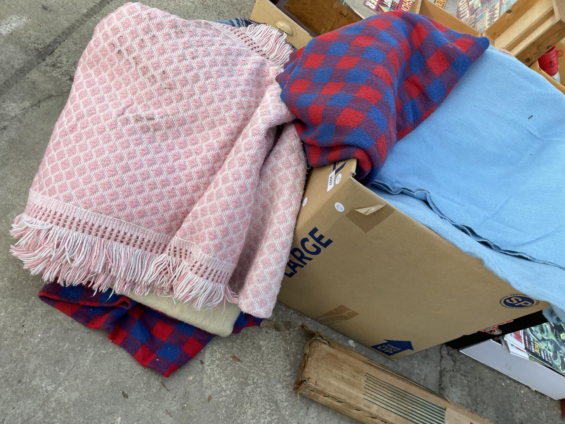 A LARGE QUANTITY OF ASSORTED BLANKETS - Image 3 of 3