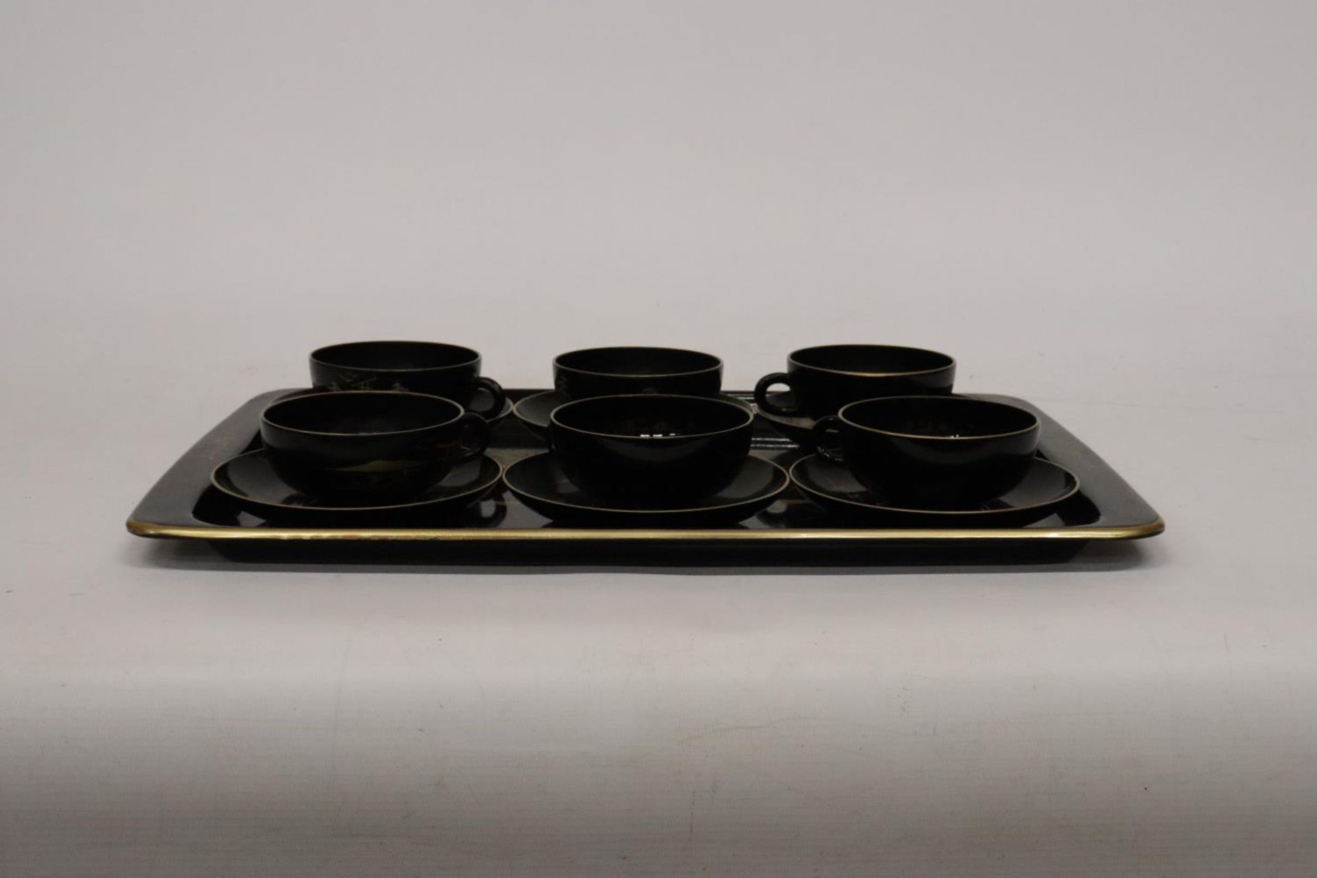 AN ORIENTAL HANDPAINTED, LACQUERED TRAY WITH SIX CUPS AND SAUCERS - Image 2 of 5