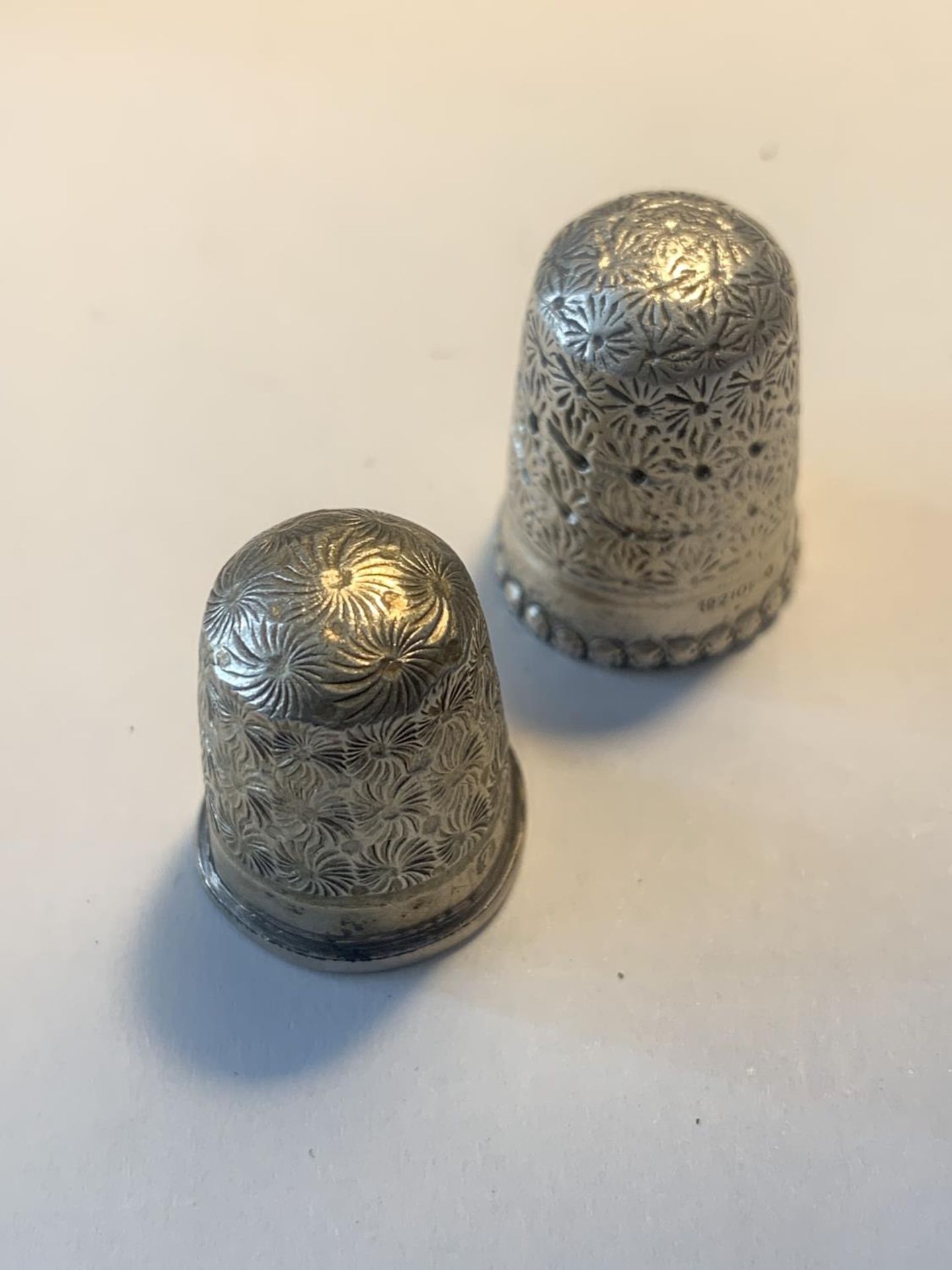 FIVE THIMBLES TO INCLUDE A HALLMARKED BIRMINGHAM, CHESTER, STERLING, INDISTINCT AND A FURTHER - Image 2 of 3