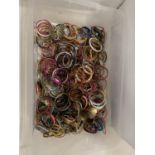 A LARGE QUANTITY OF ASSORTED BANGLES