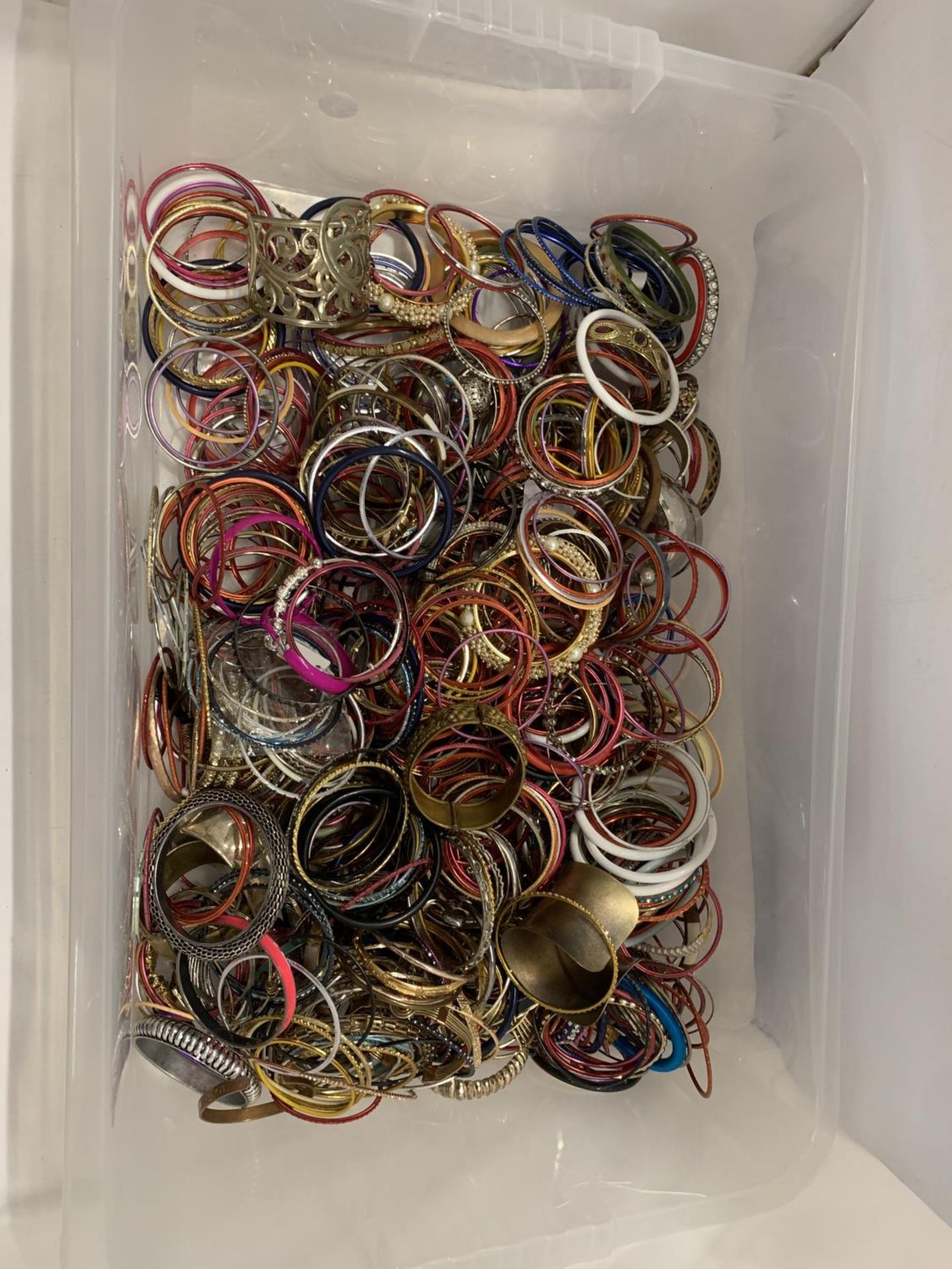 A LARGE QUANTITY OF ASSORTED BANGLES