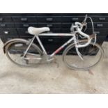 A VINTAGE AMMACO SPORTSMAN 10 ROAD RACING BIKE WITH 10 SPEED GEAR SYSTEM