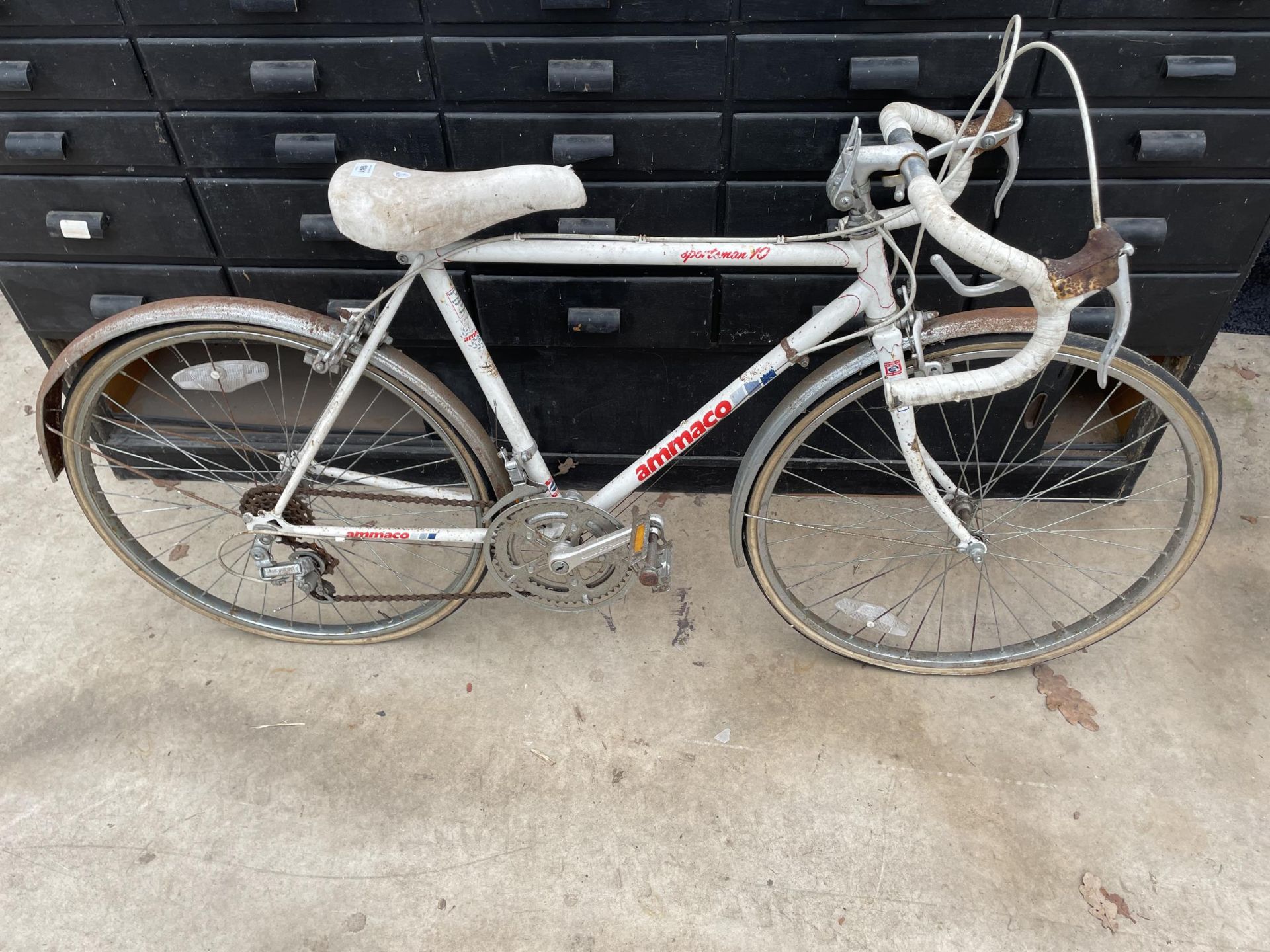 A VINTAGE AMMACO SPORTSMAN 10 ROAD RACING BIKE WITH 10 SPEED GEAR SYSTEM