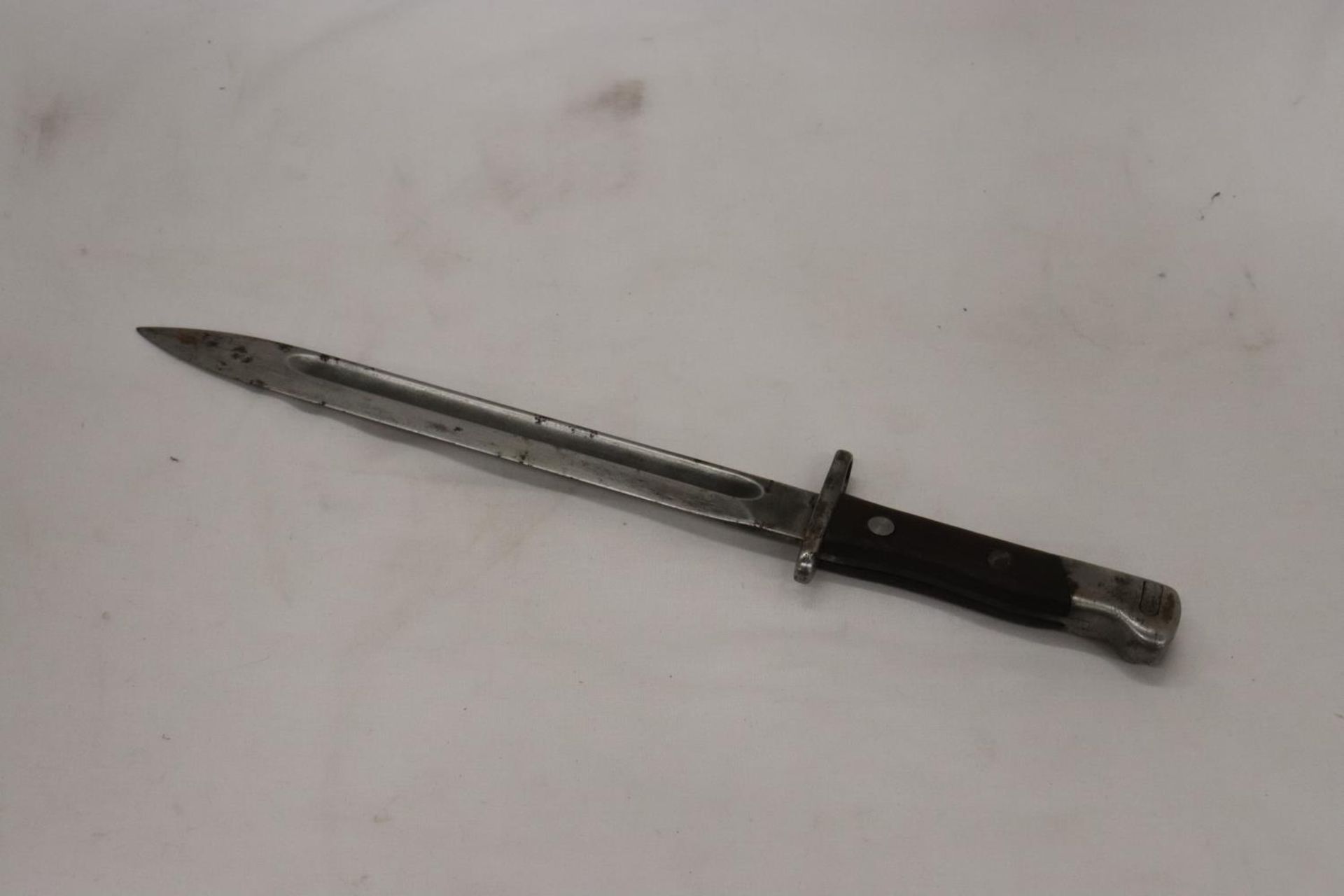 A MILITARY BAYONET - Image 2 of 4