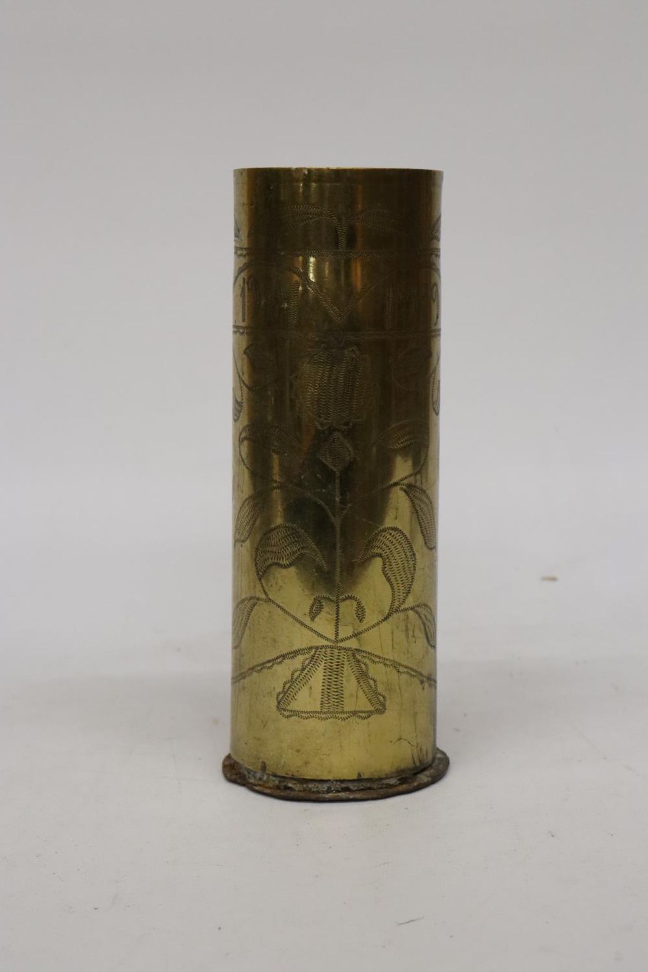 A WORLD WAR I TRENCH ART SHELL DATED 1914-19, HEIGHT 23CM