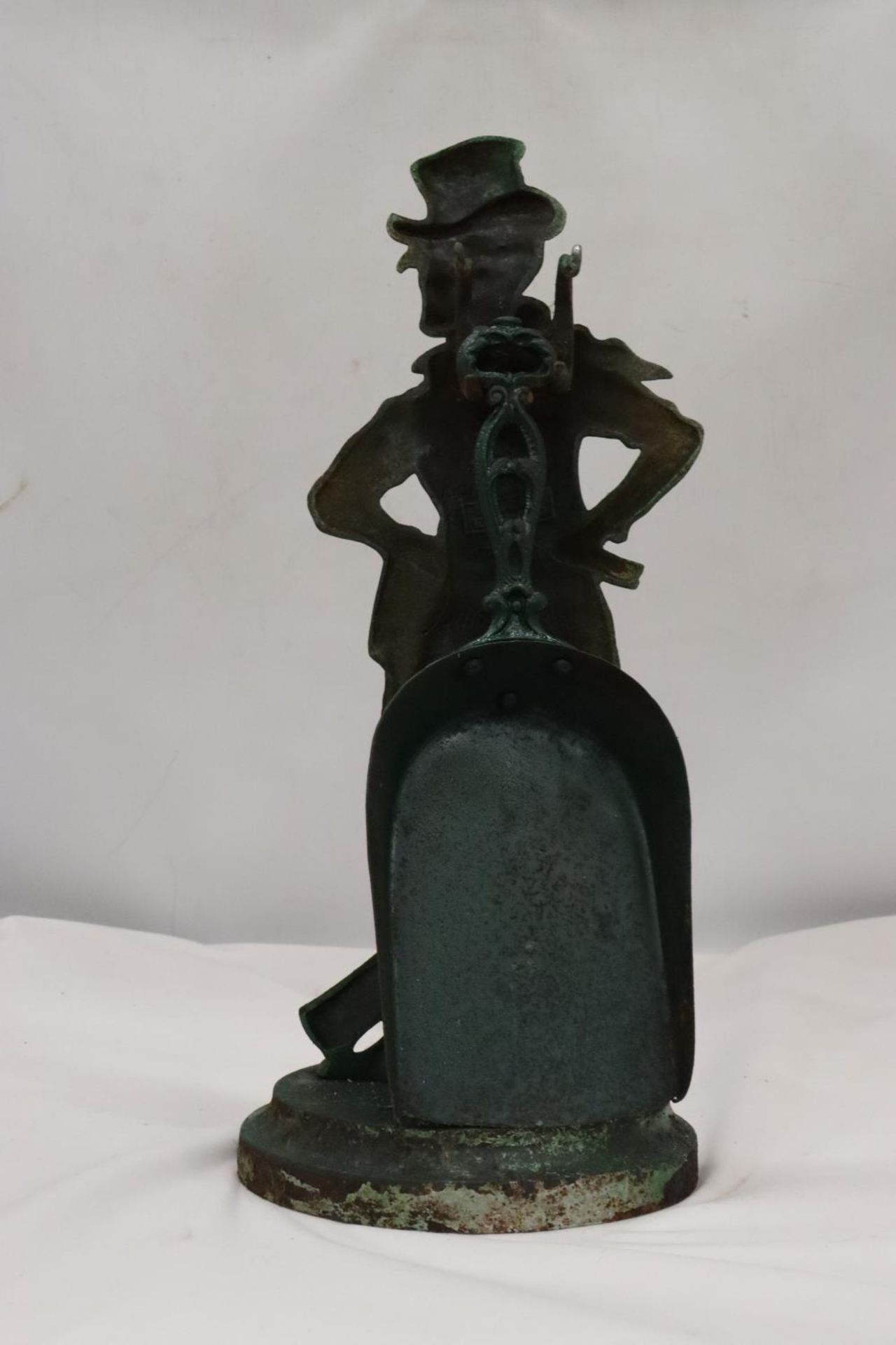 A VINTAGE CAST DOORSTOP WITH A SHOVEL - Image 3 of 4