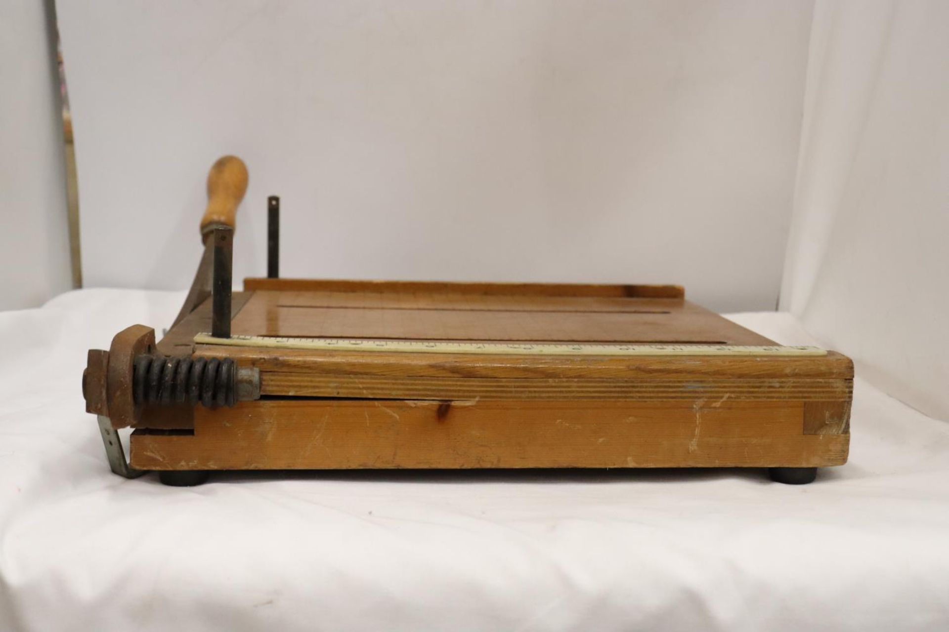 A VINTAGE WOODEN GUILLOTINE - Image 3 of 5