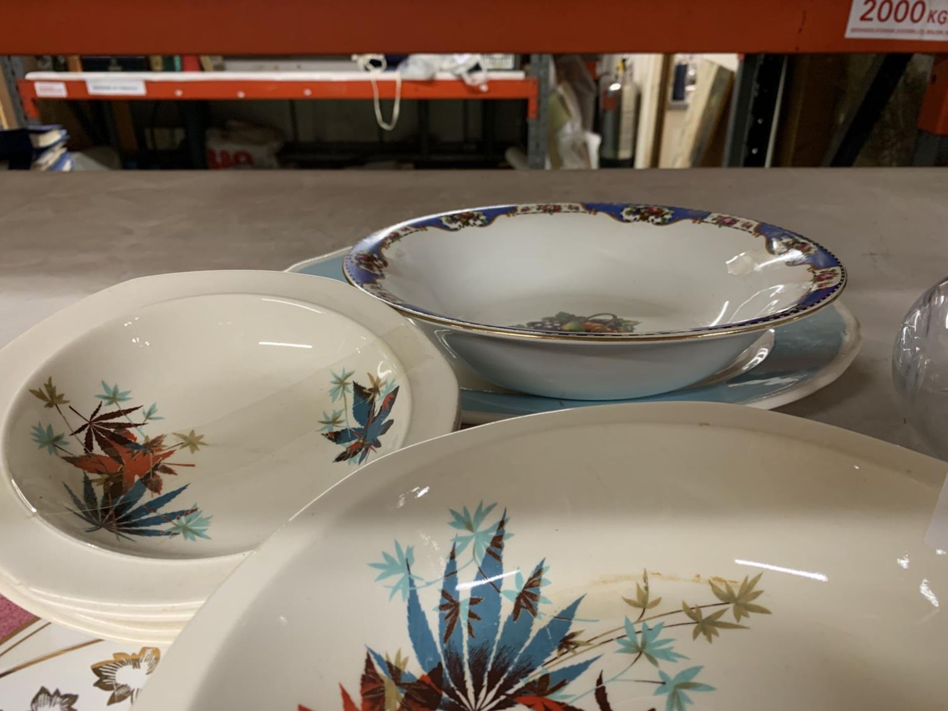 A QUANTITY OF VINTAGE SERVING BOWLS AND SERVING PLATES - Image 3 of 3