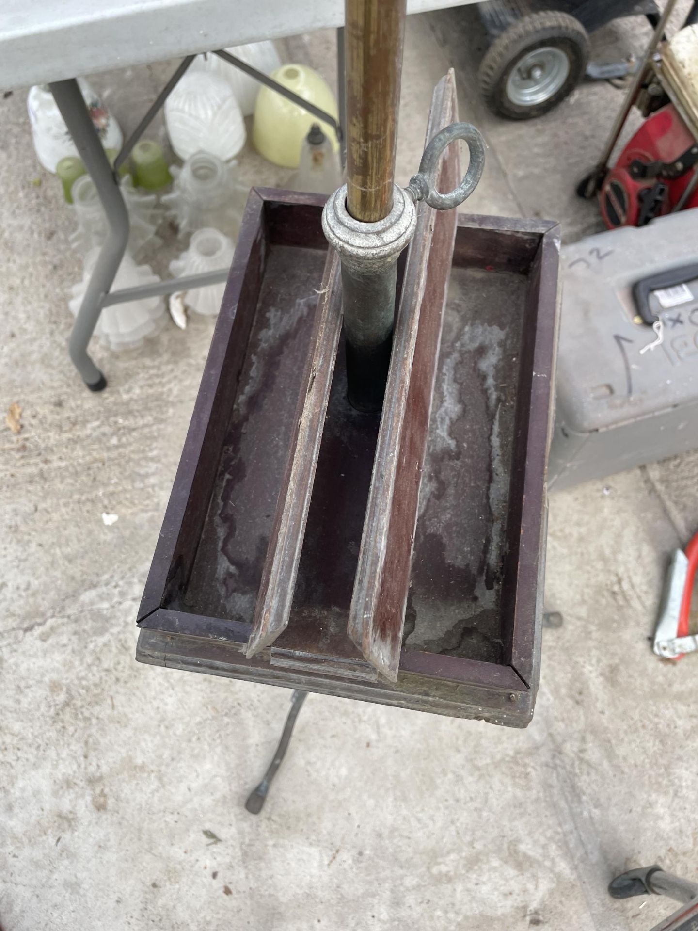 A VINTAGE BRASS TRIPOD STAND WITH CENTRAL WOODEN STORAGE COMPARTMENT - Image 3 of 3