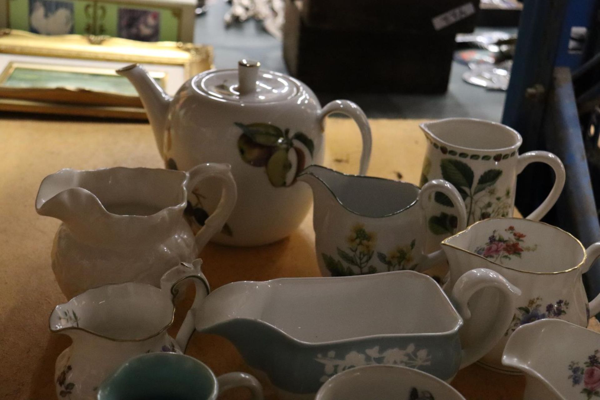 A LARGE COLLECTION OF CHINA AND CERAMIC JUGS TO INCLUDE ROYAL WORCESTER, SUSIE COOPER, AYNSLEY, - Image 3 of 6