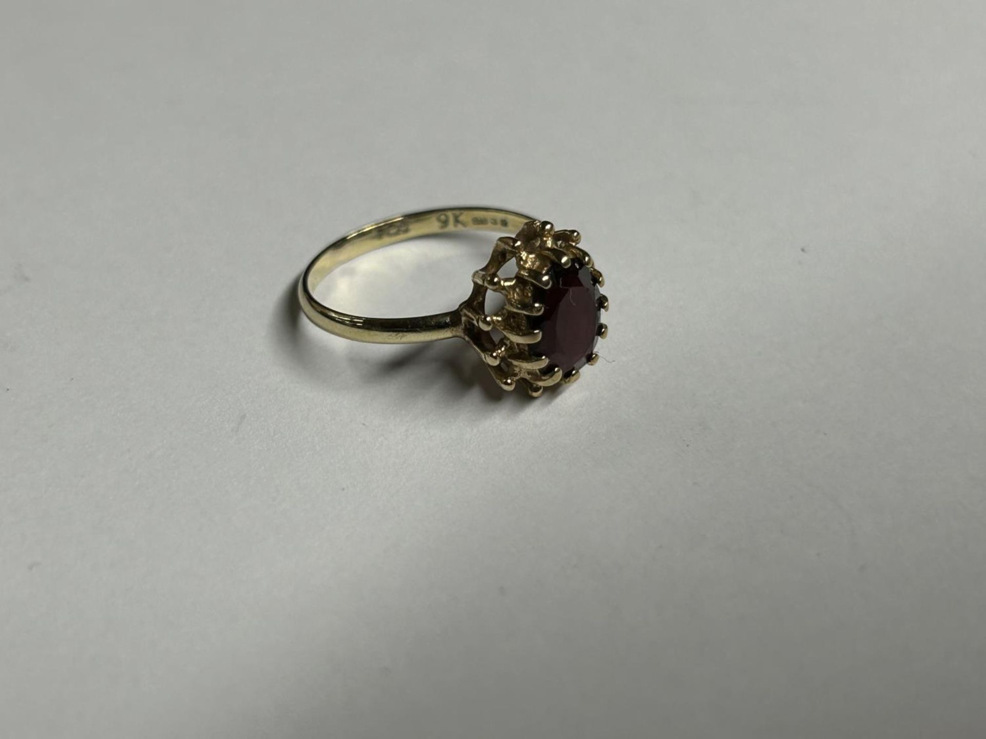 A 9CT YELLOW GOLD AND GARNET RING, SIZE K - Image 2 of 4