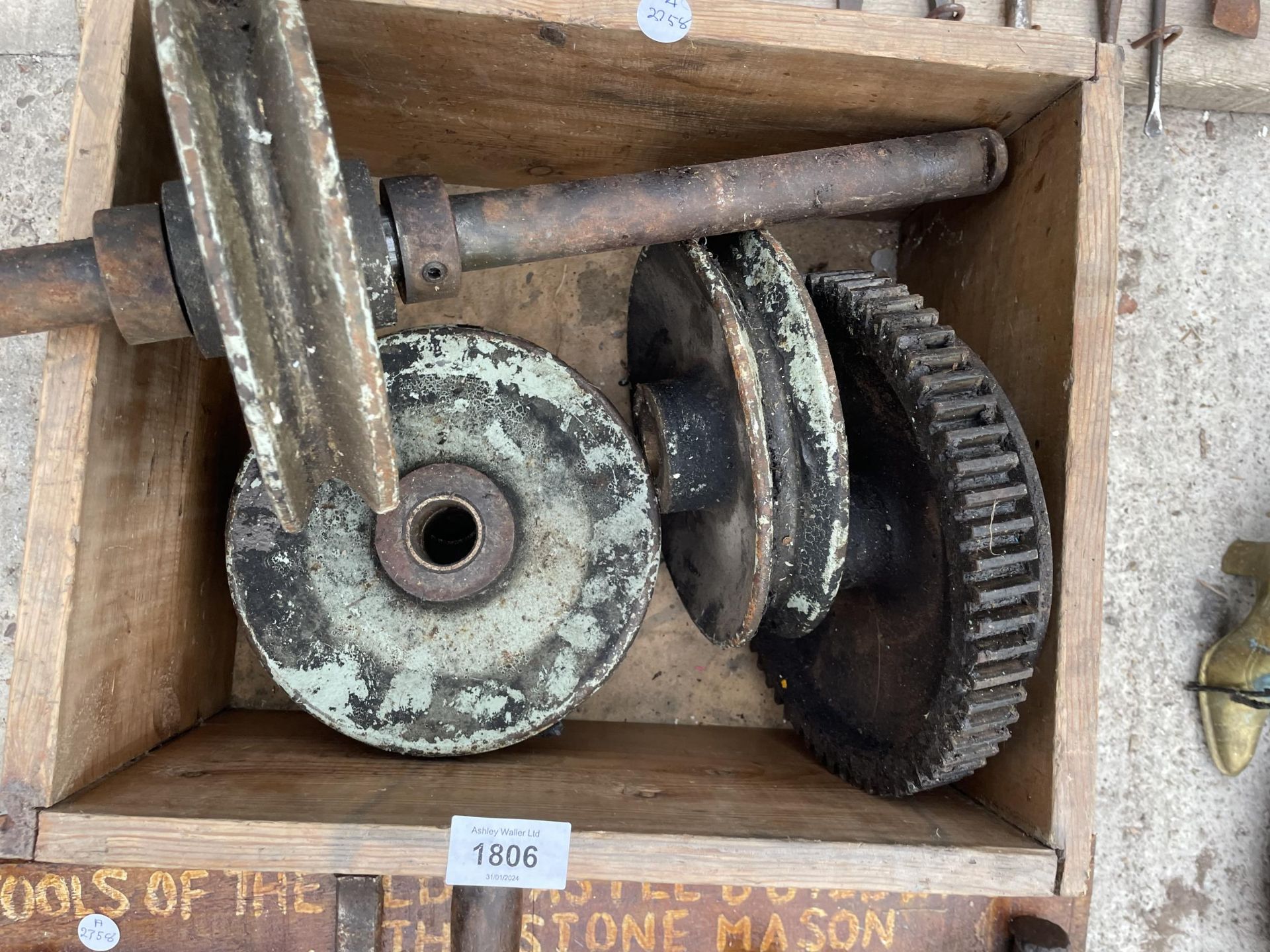 AN ASSORTMENT OF VINTAGE TOOLS TO INCLUDE PULLEY WHEELS, AND STONE MASONS CHISELS ETC - Image 4 of 4
