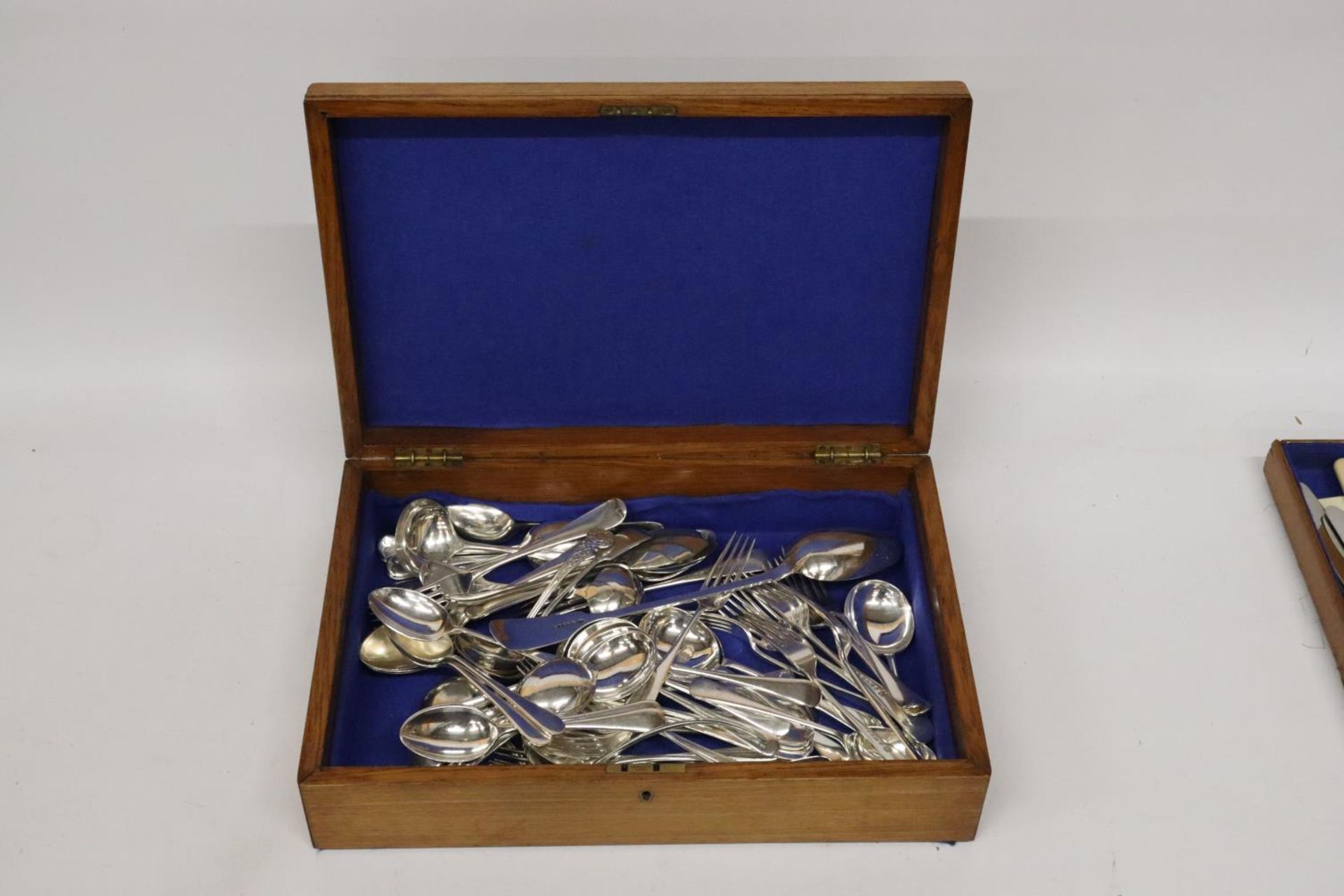 A VINTAGE OAK BOX CONTAINING A LARGE QUANTITY OF VINTAGE FLATWARE - Image 4 of 6