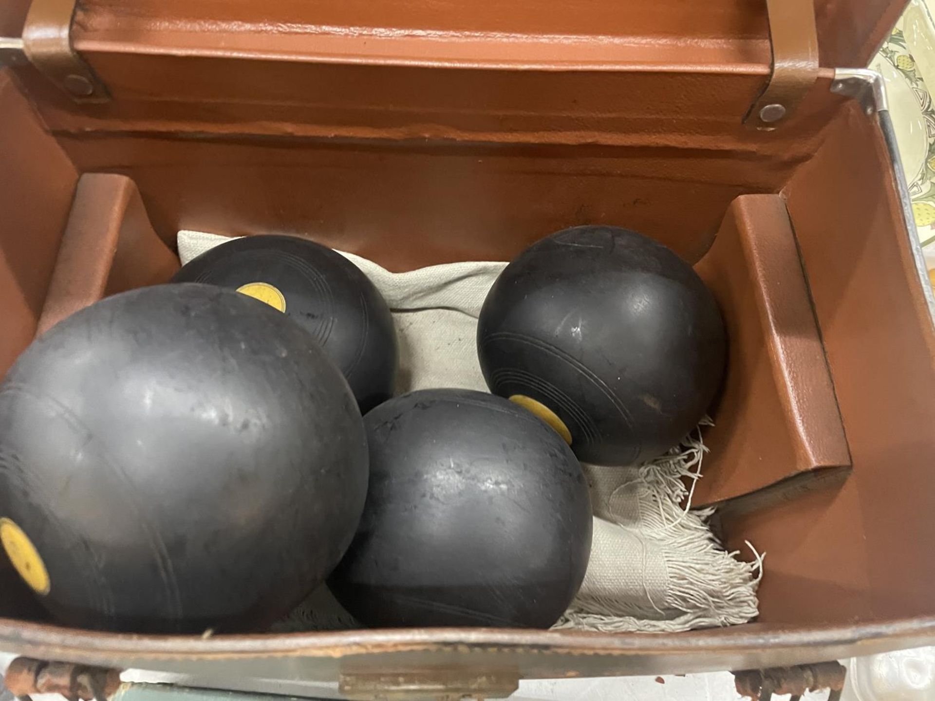 FOUR IDENTICAL BOWLING BOWLS, NUMBERED 1, 2, 3 AND 4 IN A VINTAGE LEATHER CASE - Image 3 of 3