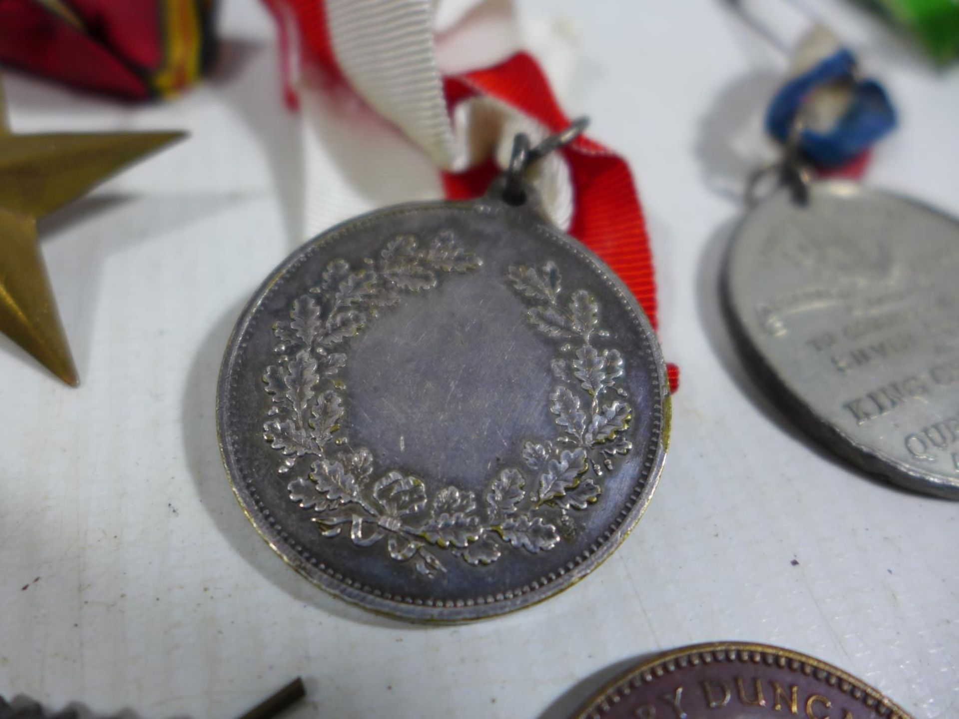 A LARGE COLLECTION OF MEDALS AND ASSORTED MILITARY BADGES, TO INCLUDE WORLD WAR I WAR MERIT CROSS, - Image 7 of 8