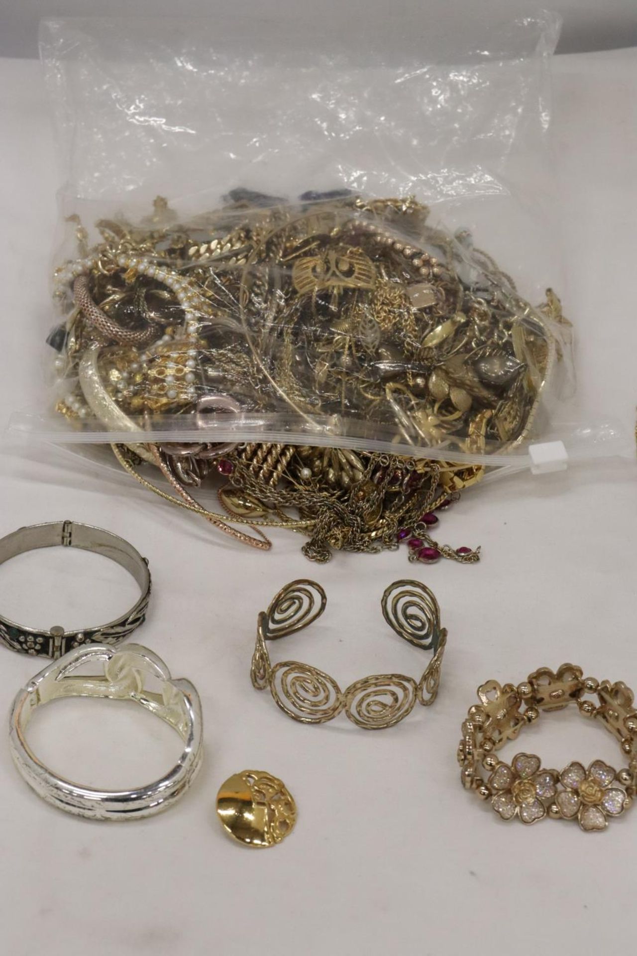 A QUANTITY OF YELLOW METAL COSTUME JEWELLERY TO INCLUDE CHAINS, BRACELETS, ETC - Image 3 of 5