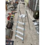 A FOUR RUNG BELDRAY ALUMINIUM STEP LADDER