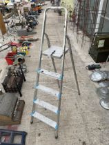 A FOUR RUNG BELDRAY ALUMINIUM STEP LADDER