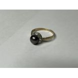 AN 18CT YELLOW GOLD PEARL AND CLEAR STONE RING, SIZE N