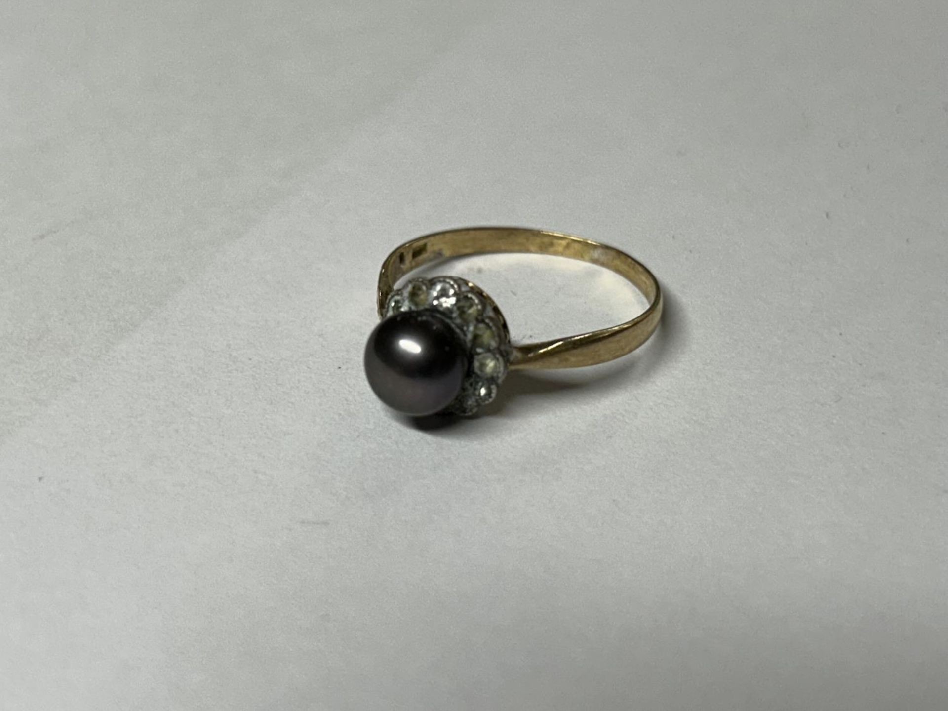 AN 18CT YELLOW GOLD PEARL AND CLEAR STONE RING, SIZE N