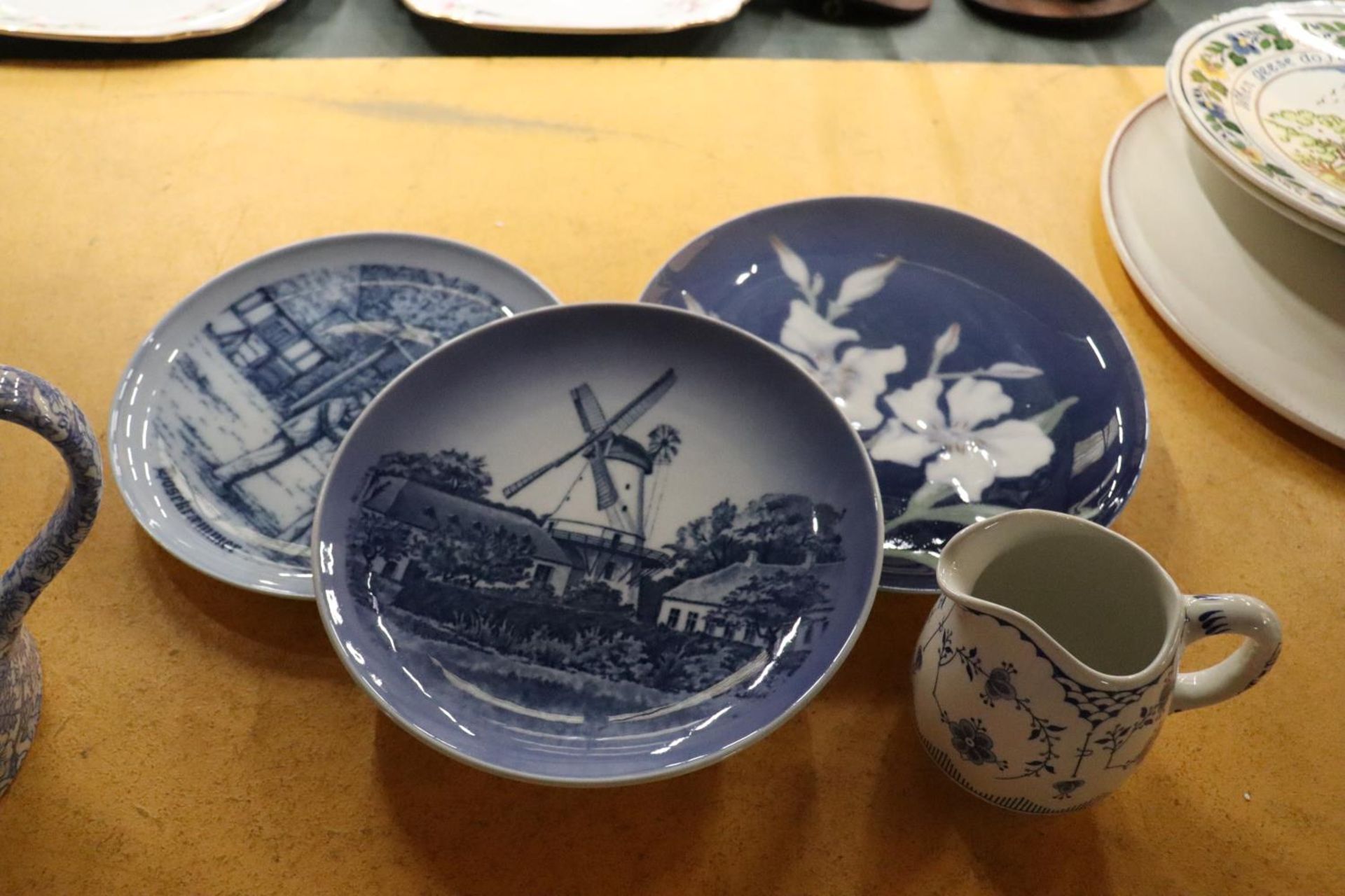 A LARGE VINTAGE BLUE AND WHITE DELFT BOWL, DIAMETER 39CM - A/F, ONE PART OF THE RIM HAS BEEN - Image 4 of 7