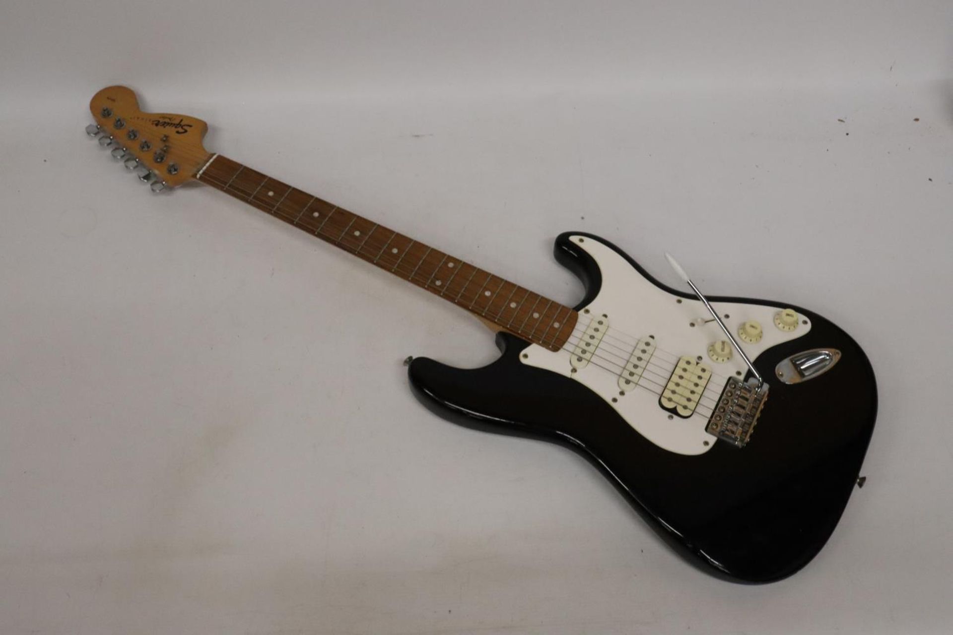 A SQUIER STRAT FENDER ELECTRIC GUITAR - Image 2 of 6