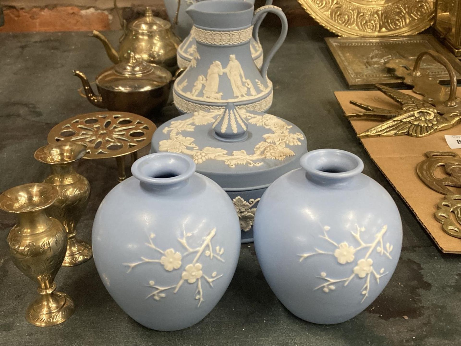 A QUANTIY OF WEDGWOOD BLUE AND WHITEWARE AND BRASS ITEMS - Image 2 of 5
