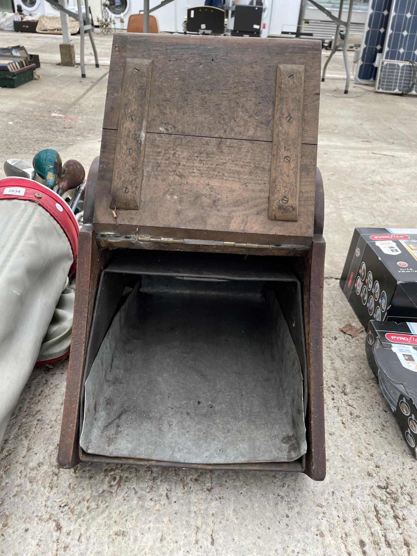 A VINTAGE OAK PERDONIUM COAL BOX WITH GALVANISED LINER - Image 4 of 4